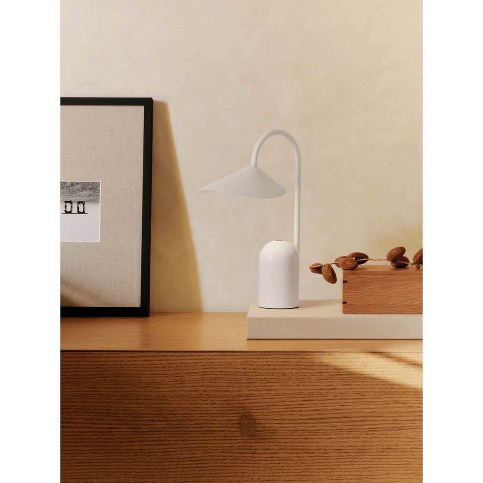 Arum Portable Bordlampe IP44 White ferm LIVING - Stue - Aluminium