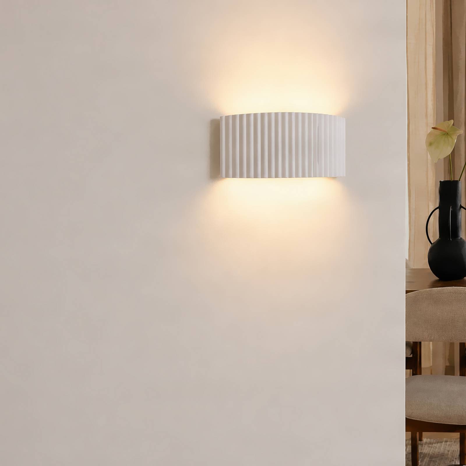 Lindby wandlamp Naike, wit, geribbeld, gips, 15 cm