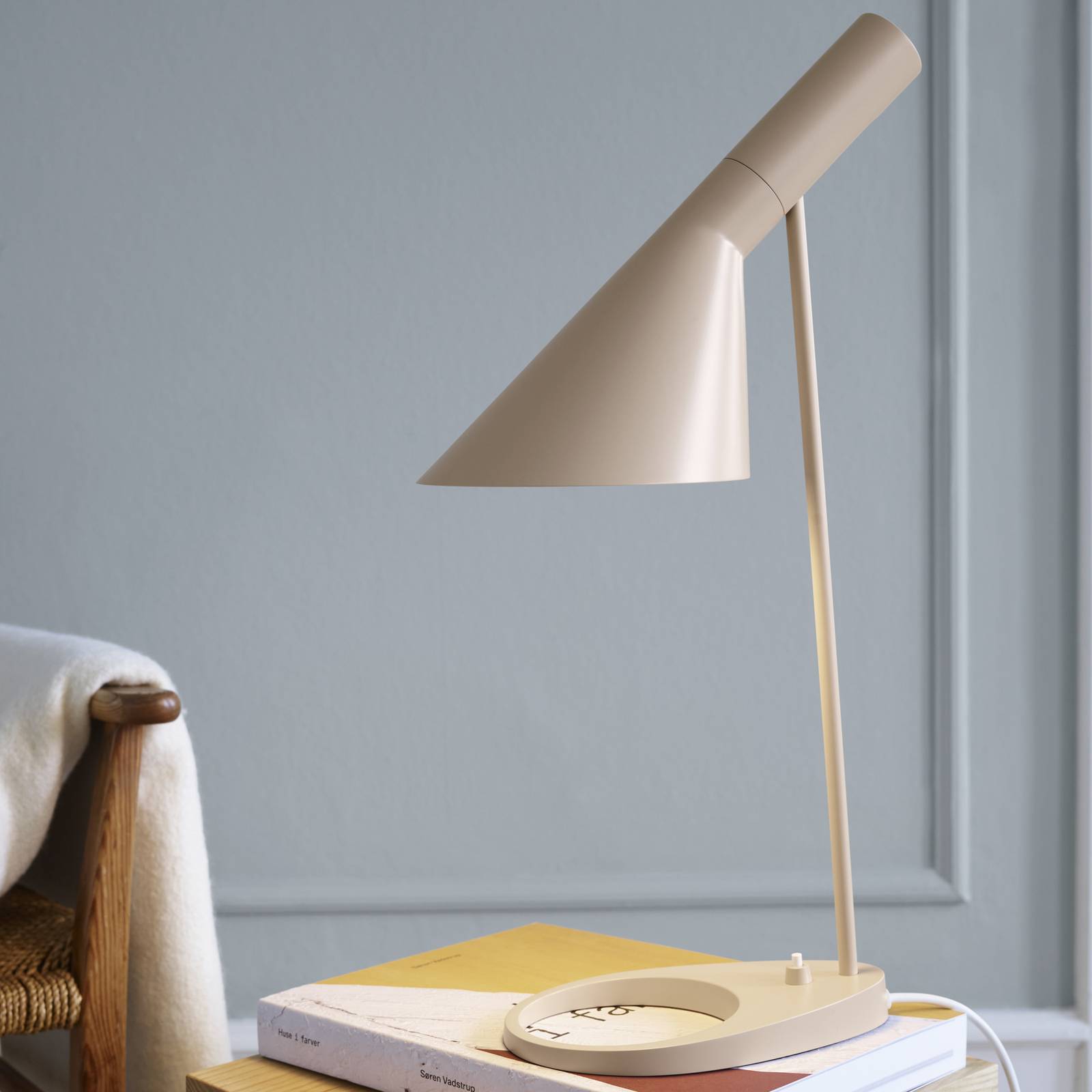 Levně Designová stolní lampa Louis Poulsen AJ sand