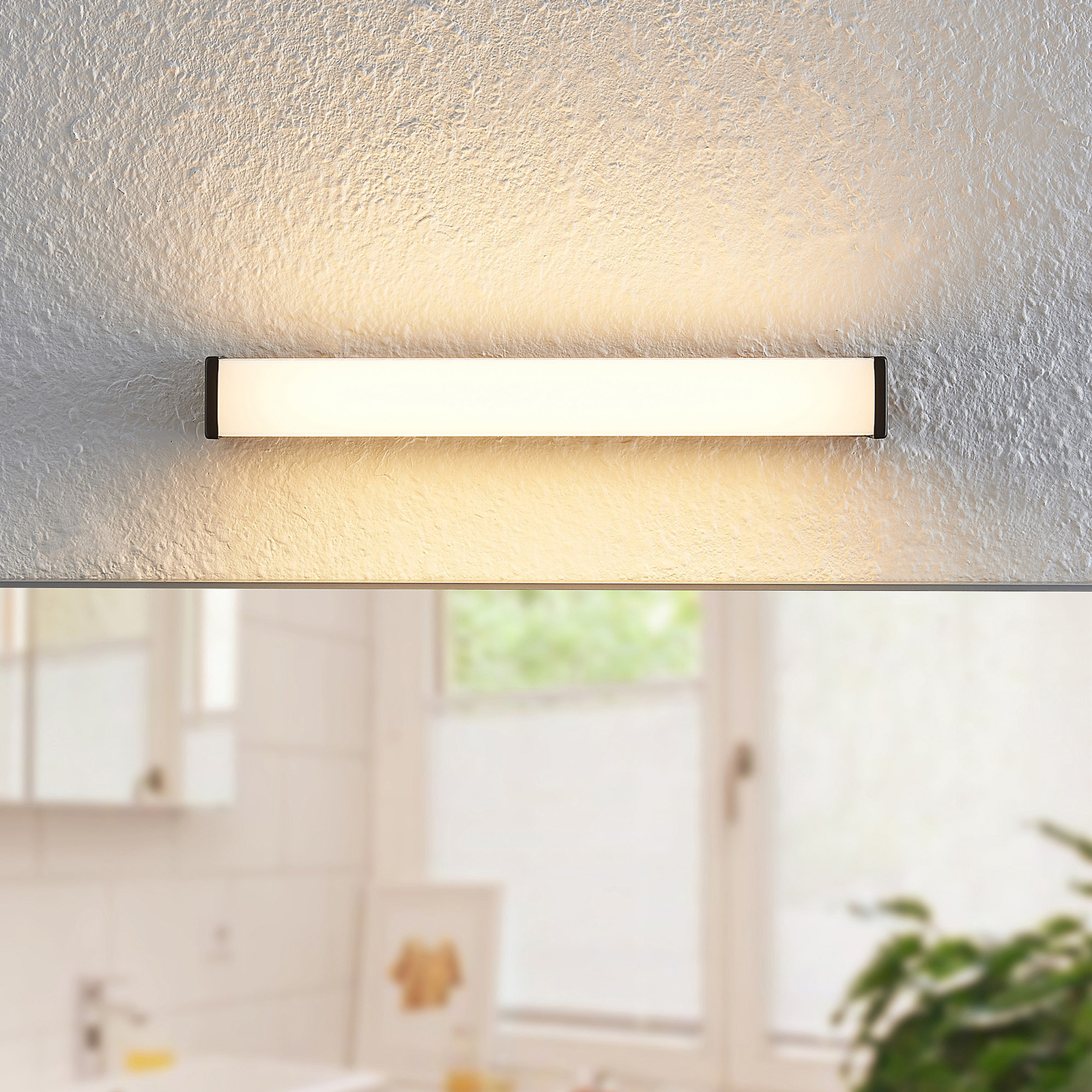 Lindby Ulisan LED-badrumsvägglampa, kantig 32,8 cm