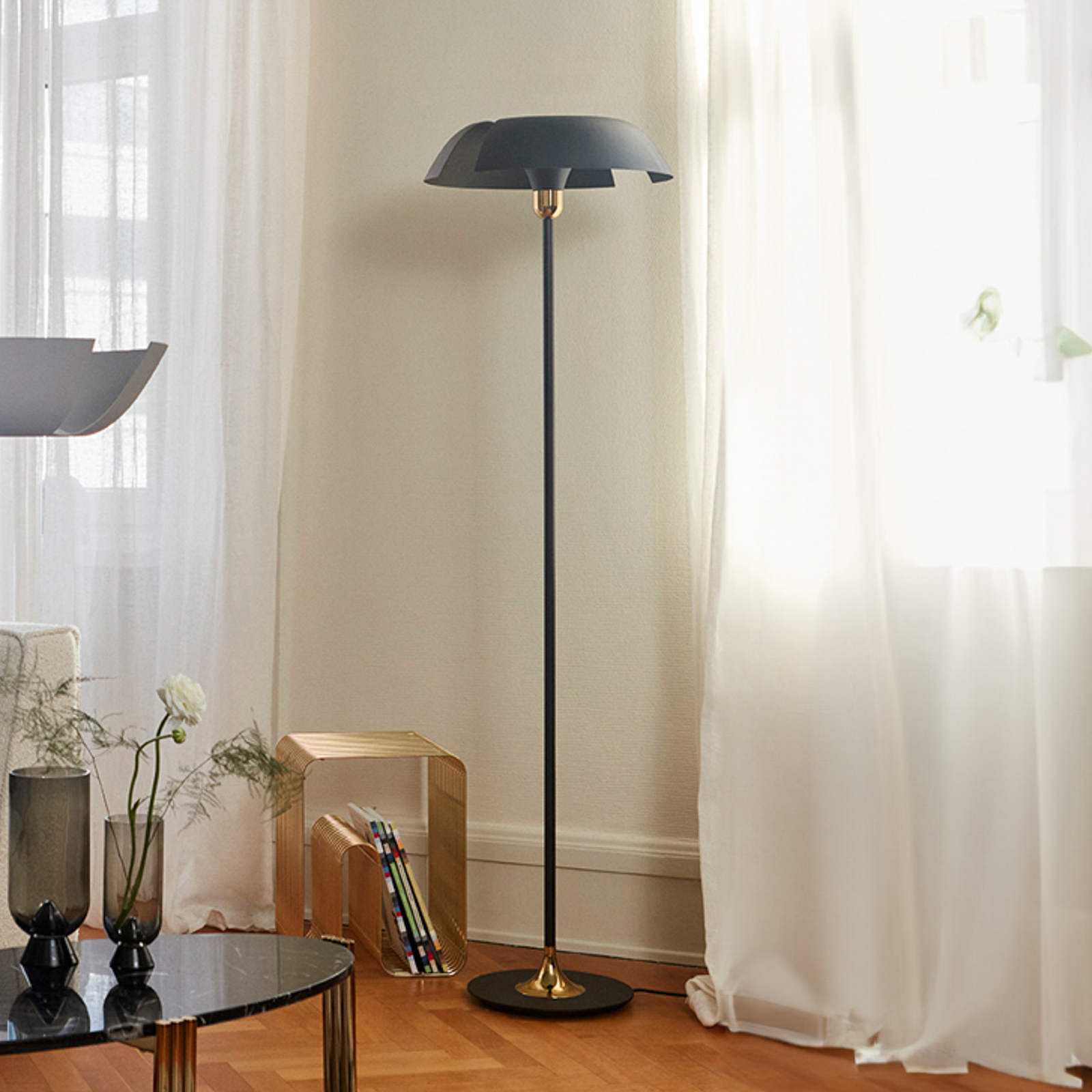 Lámpara de pie AYTM Cycnus, negra, hierro, altura 160 cm, E27