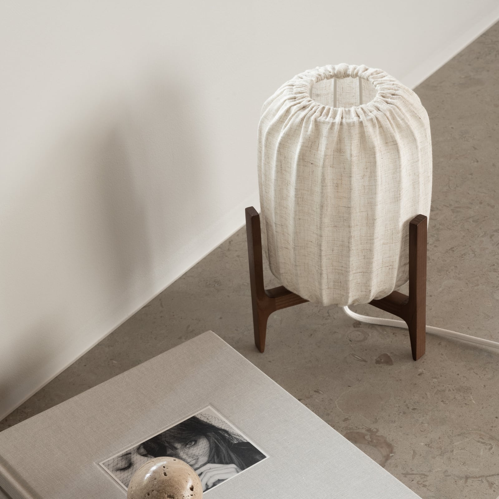 Prisma stolna lampa, jasen/bež, 24 cm, drvo – Watt &amp; Veke