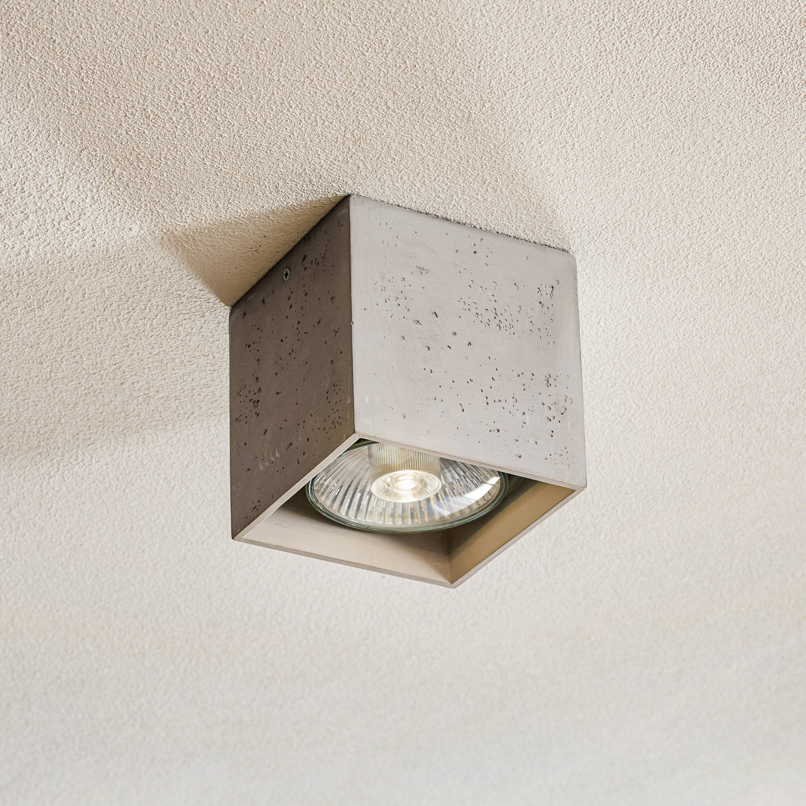 Gespecificeerd gesmolten overdrijven Plafondlamp Ara als kubus van beton 14cm x 14cm | Lampen24.be