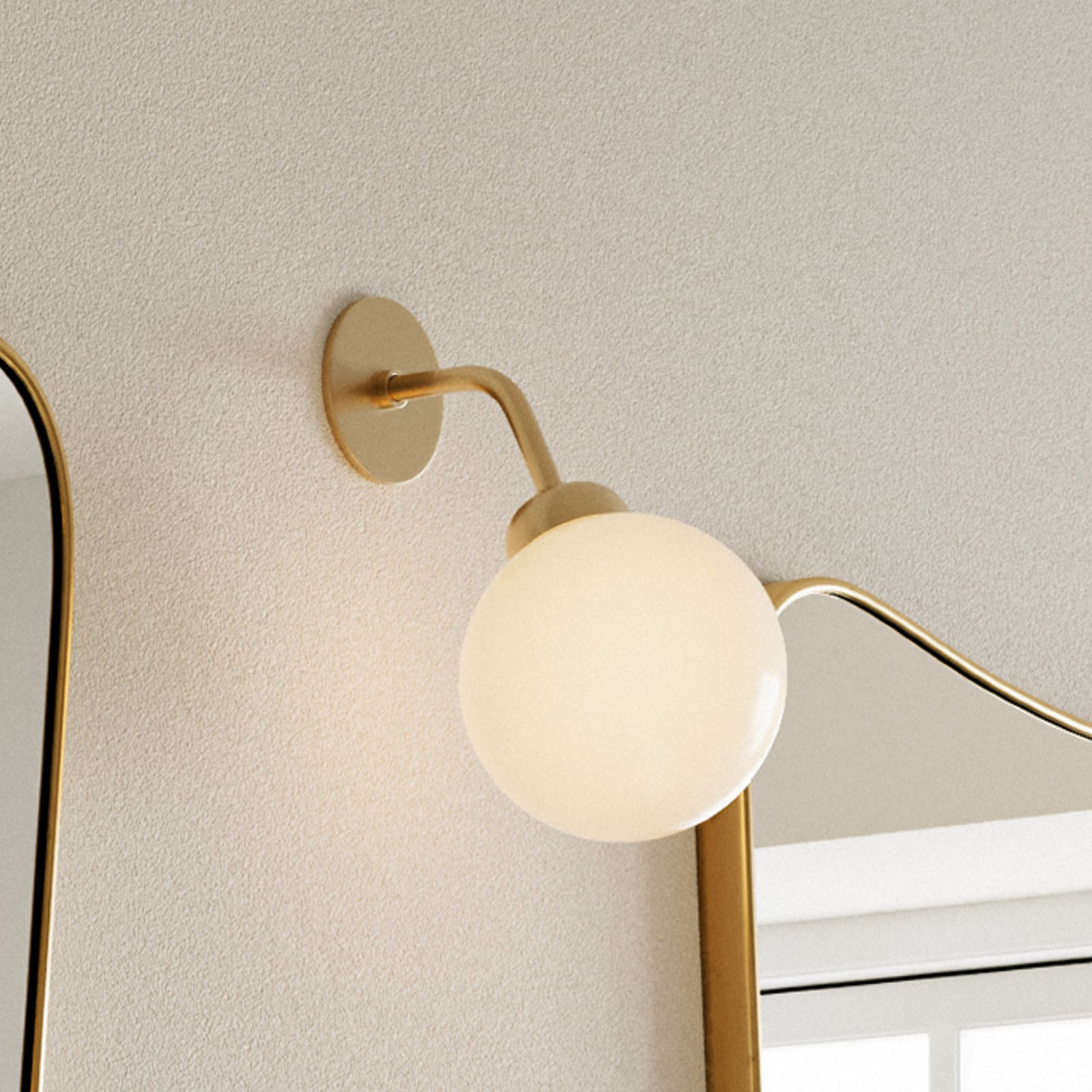 Nuura vägglampa Apiales fast ansluten 22 cm, mässing/opal