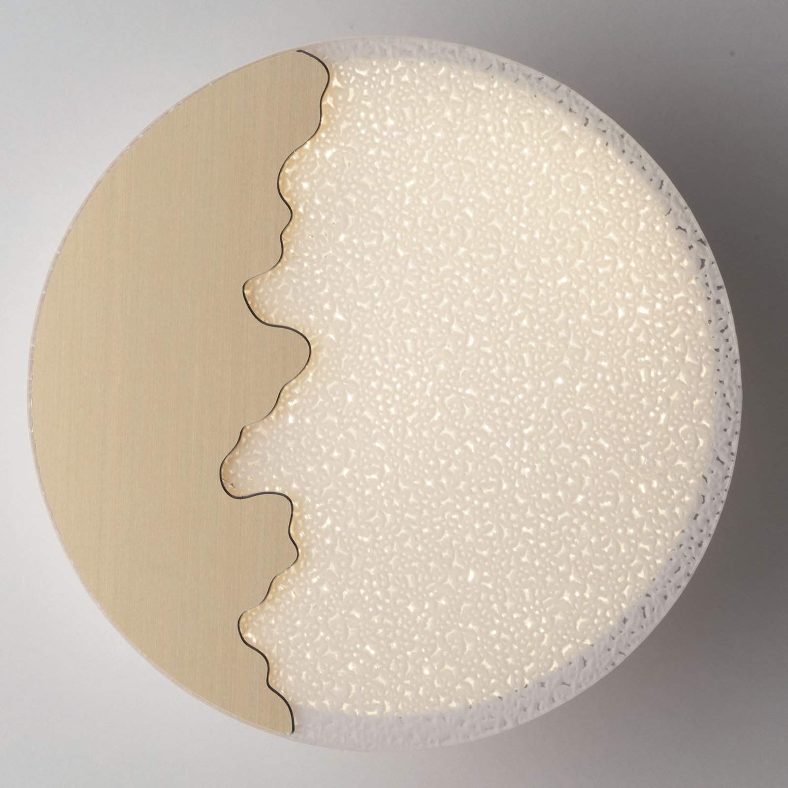 Chic LED wall light, round, gold/relief