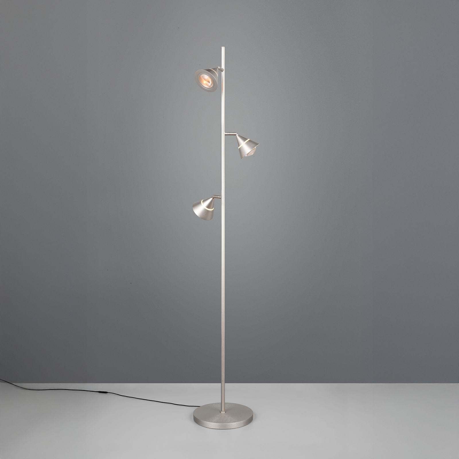 Candeeiro de pé LED Romeo, altura 150 cm, metal niquelado, 3 lâmpadas. Candeeiro de pé LED Romeo, altura 150 cm, metal niquelado, 3 lâmpadas.