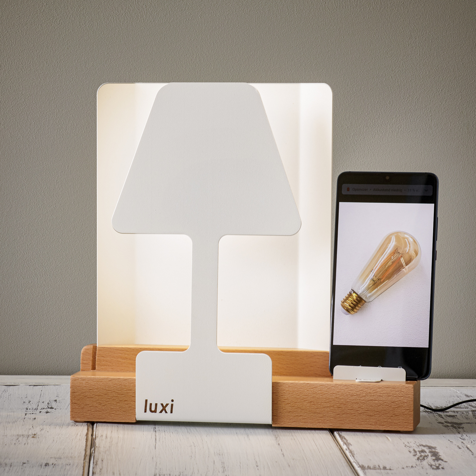 LED-bordslampa Luxi med integrerad laddstation