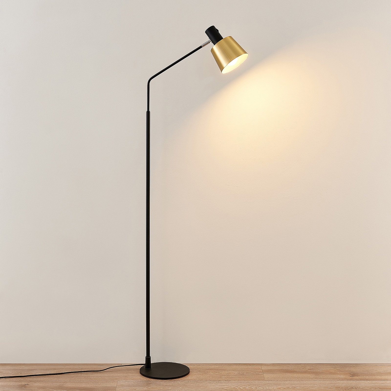 Lindby Vlada floor lamp for reading, brass, black, for Living / Dining Room, metal, E27, 40 W, energy efficiency: A++, W: 13 cm, H: 143.5 cm