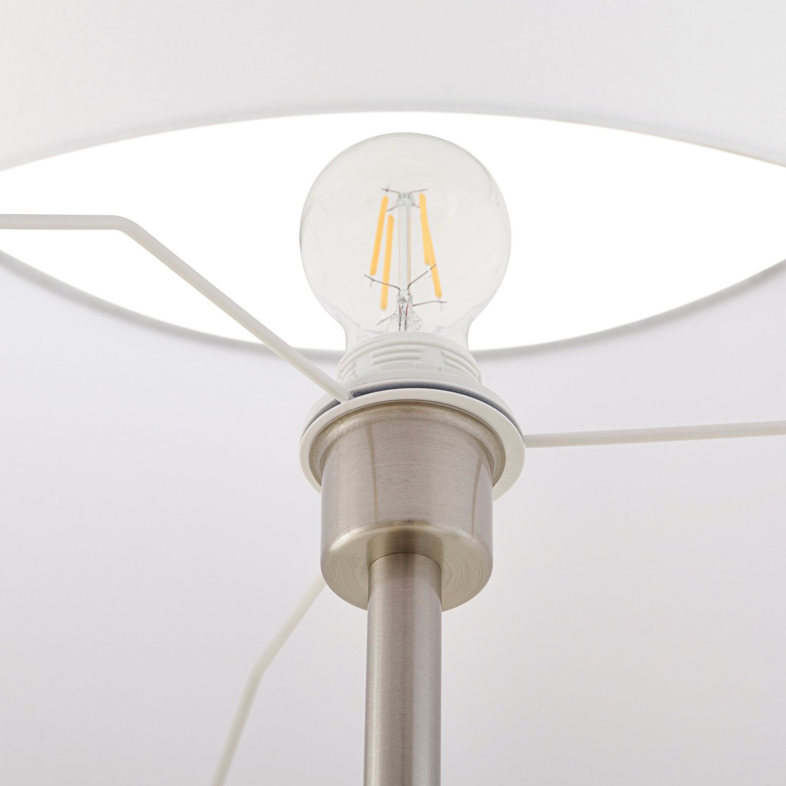 Lindby stojací lampa Aovan, niklová, odkládací plocha, USB port