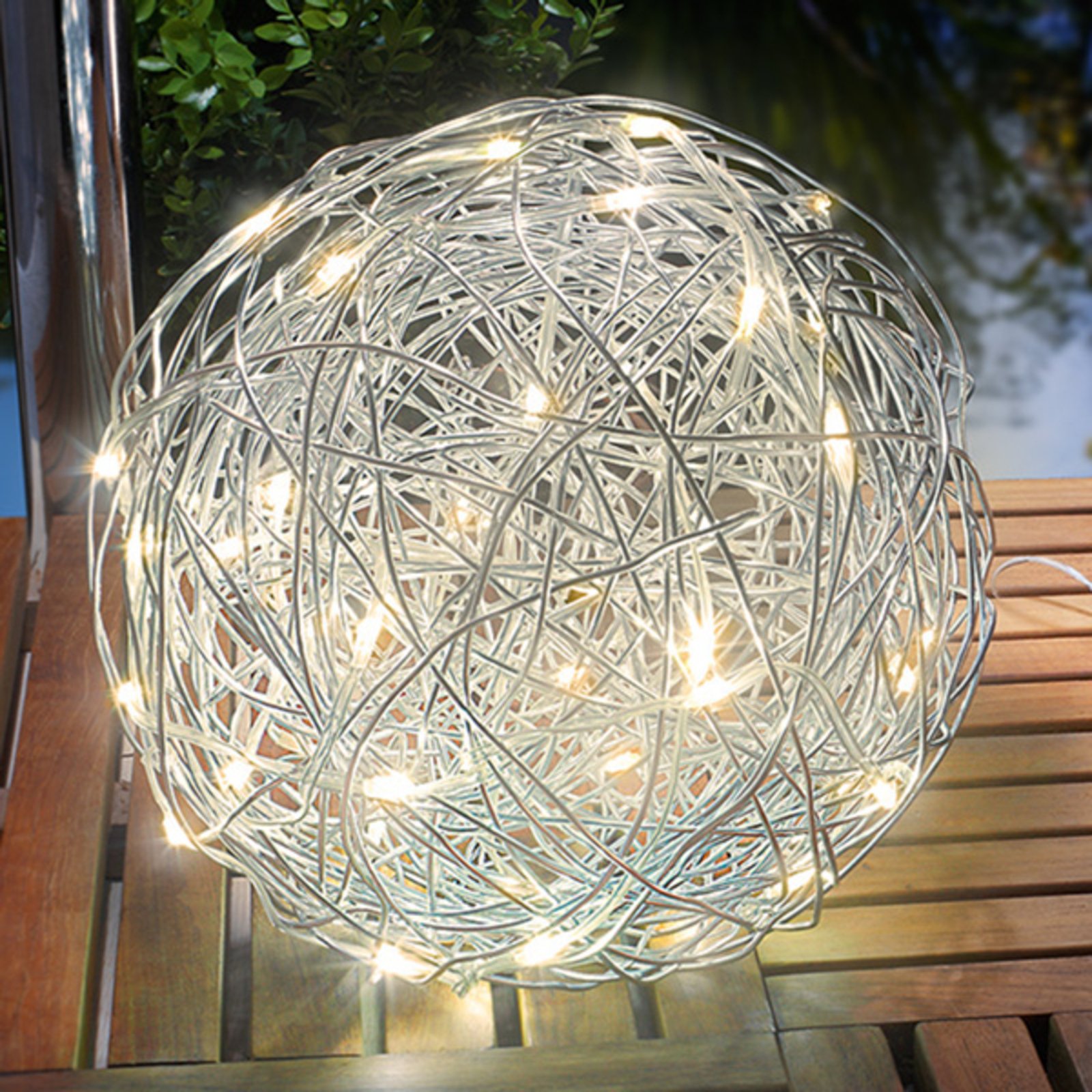 Warmweiß leuchtende LED-Solarleuchte Alu-Wireball