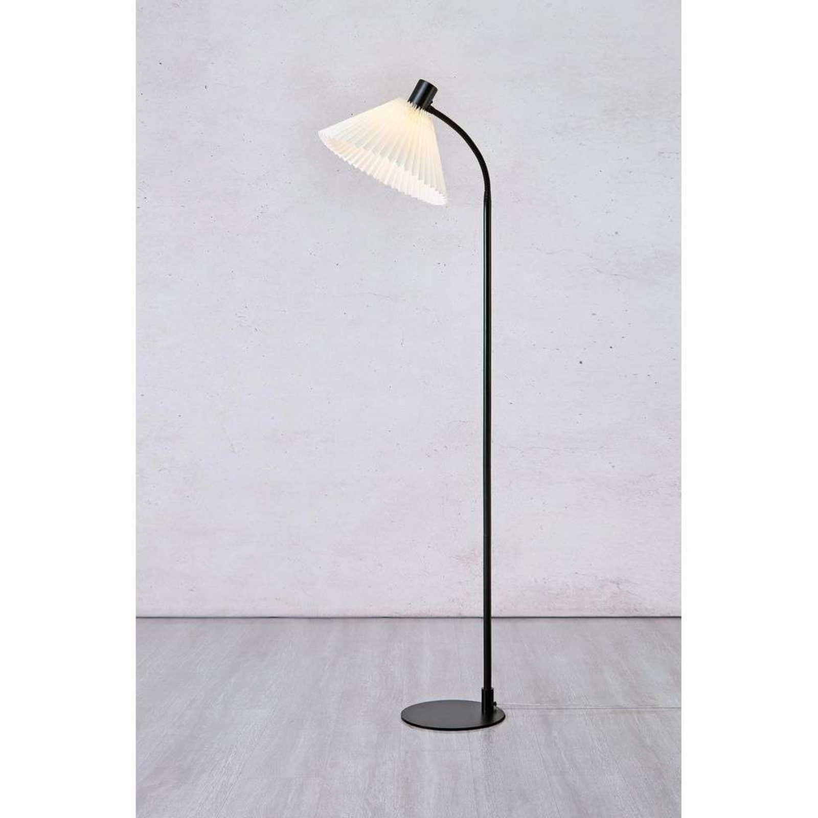 Mira Floor Lamp Black/Off-White - Markslöjd