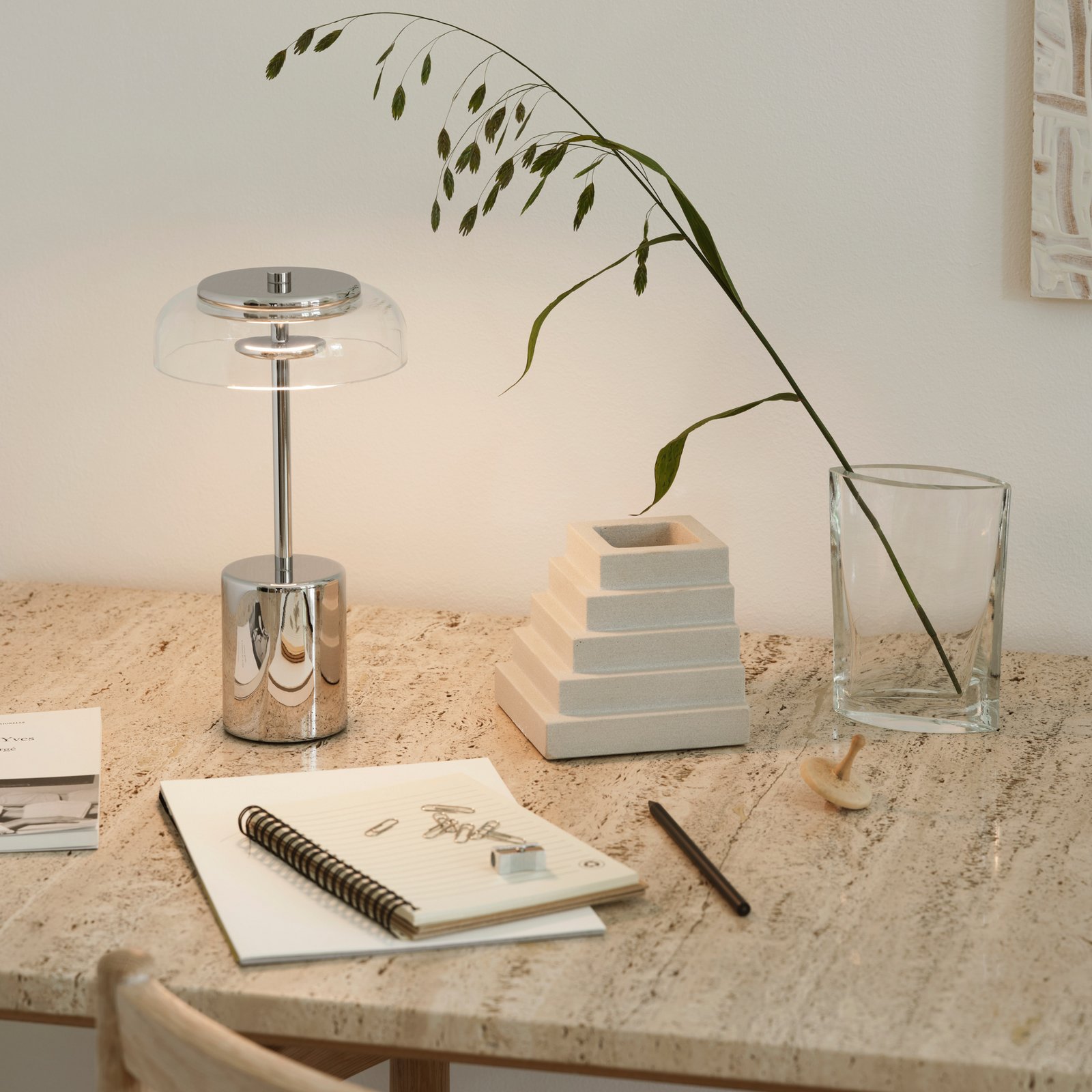 Nuura LED-batteridrevet bordlampe Blossi, højde 26 cm, krom/klar