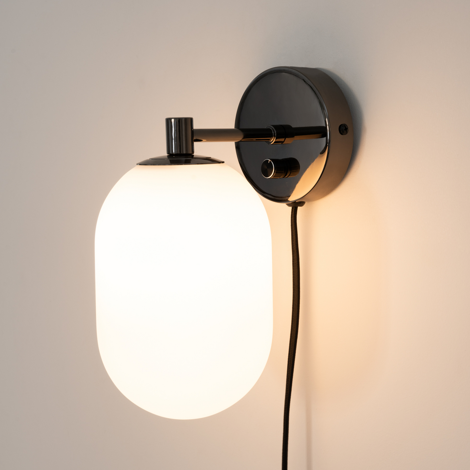 Noor Wandlampe, opal/schwarz, Glas, 18cm Breit - Watt & Veke