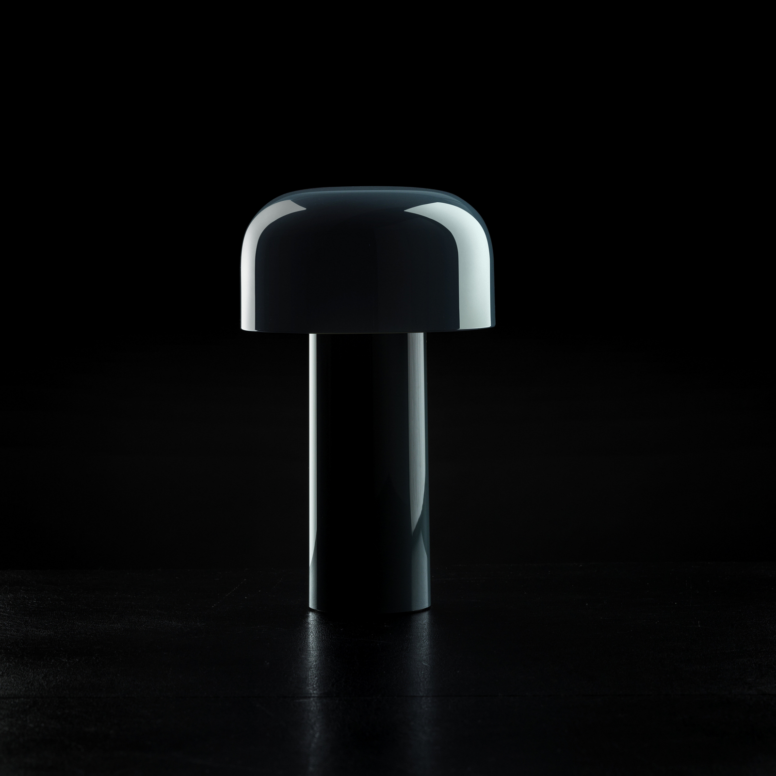 Flos LED-Akku-Tischlampe Bellhop, blau, 21 cm, dim., IP54 Flos LED-Akku-Tischlampe Bellhop, blau, 21 cm, dim., IP54