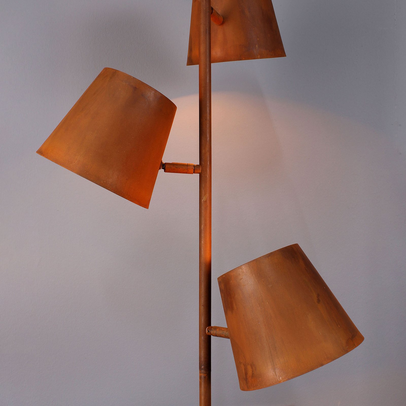 Colt floor lamp, 3-bulb, aged finish