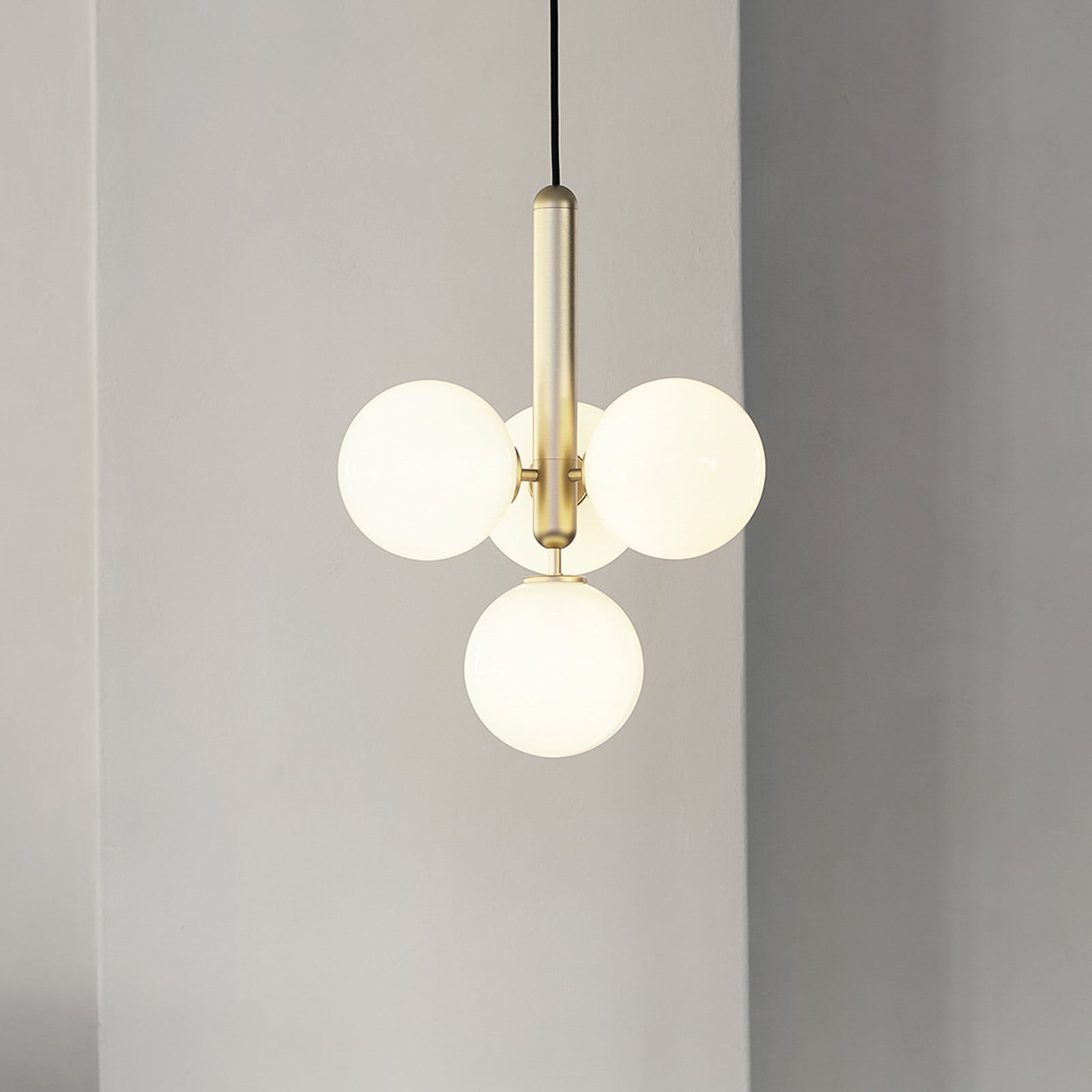 Miira 4 Lysekrone Brass/Opal White Nuura Aps - Stue - Design - Glas - Kugle billede