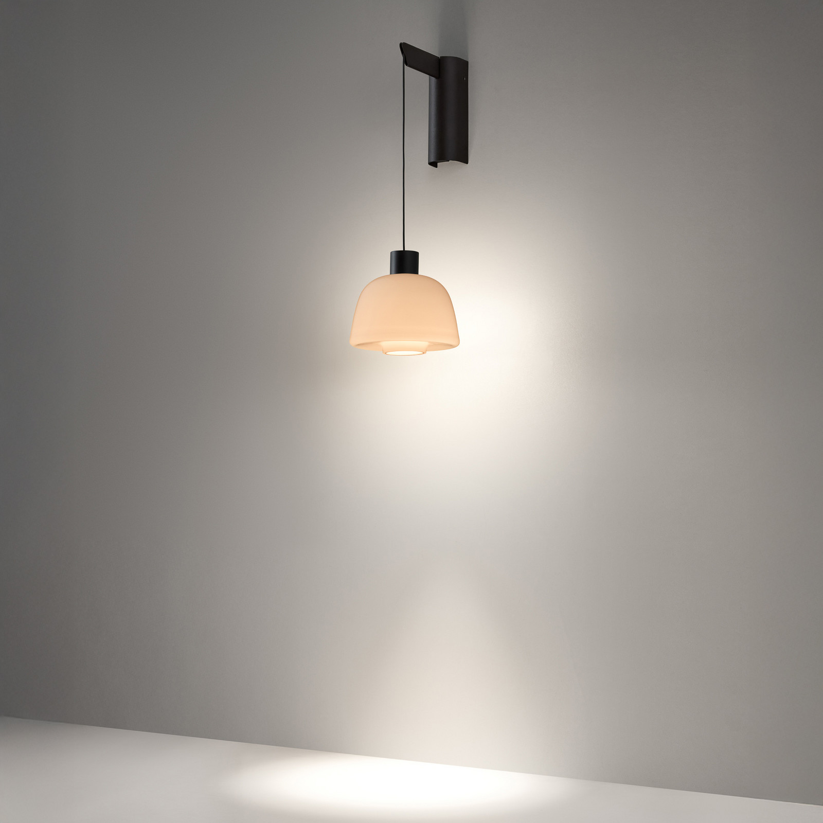 Aplică de perete LED Bover Drep A/01 opal-nude sticlă 2.700 K - Camera de zi / sufragerie - Design - negru opal-nude