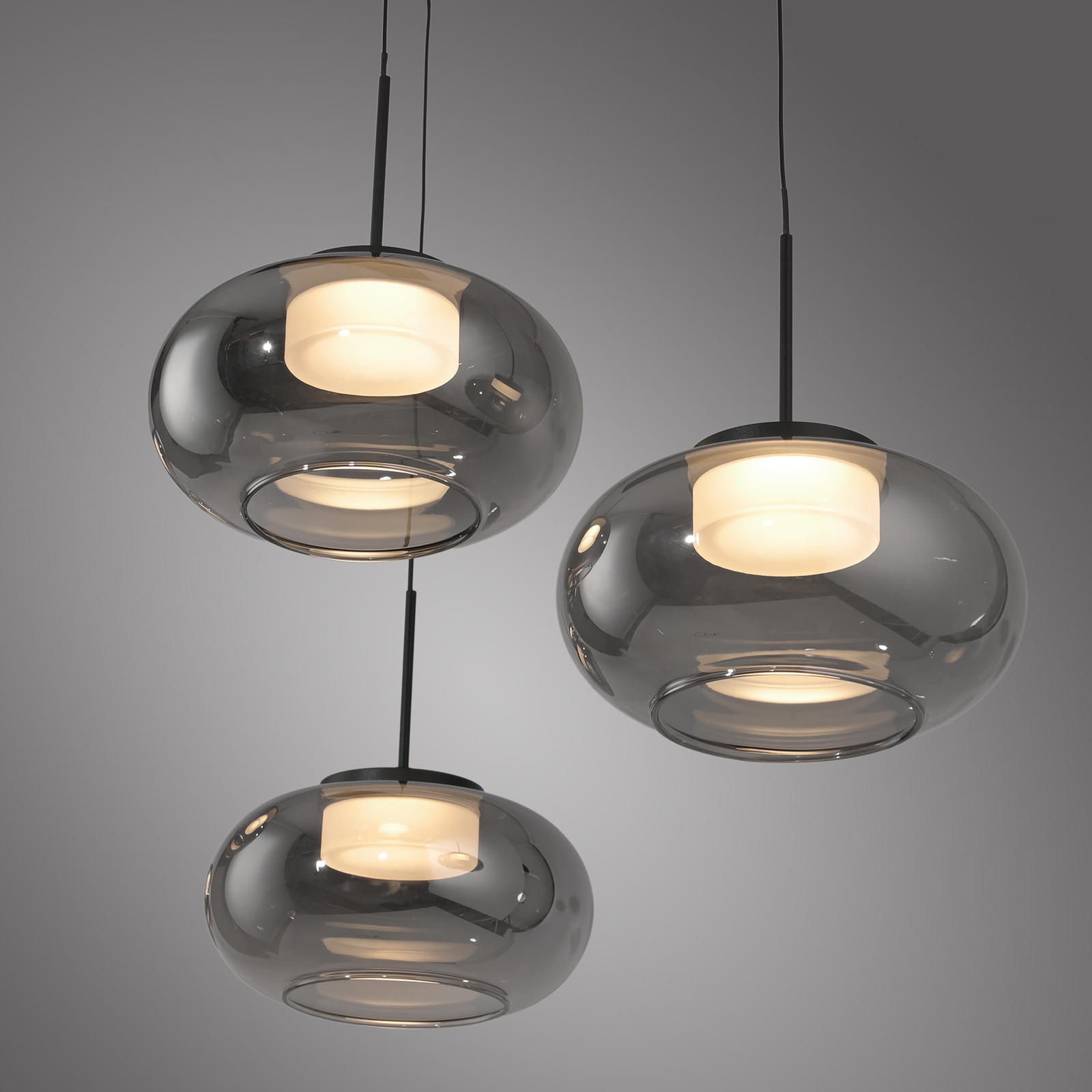 LED-visoka svetilka Sia, 3-svetilna, dimno siva, 3.000 K LED-visoka svetilka Sia, 3-svetilna, dimno siva, 3.000 K