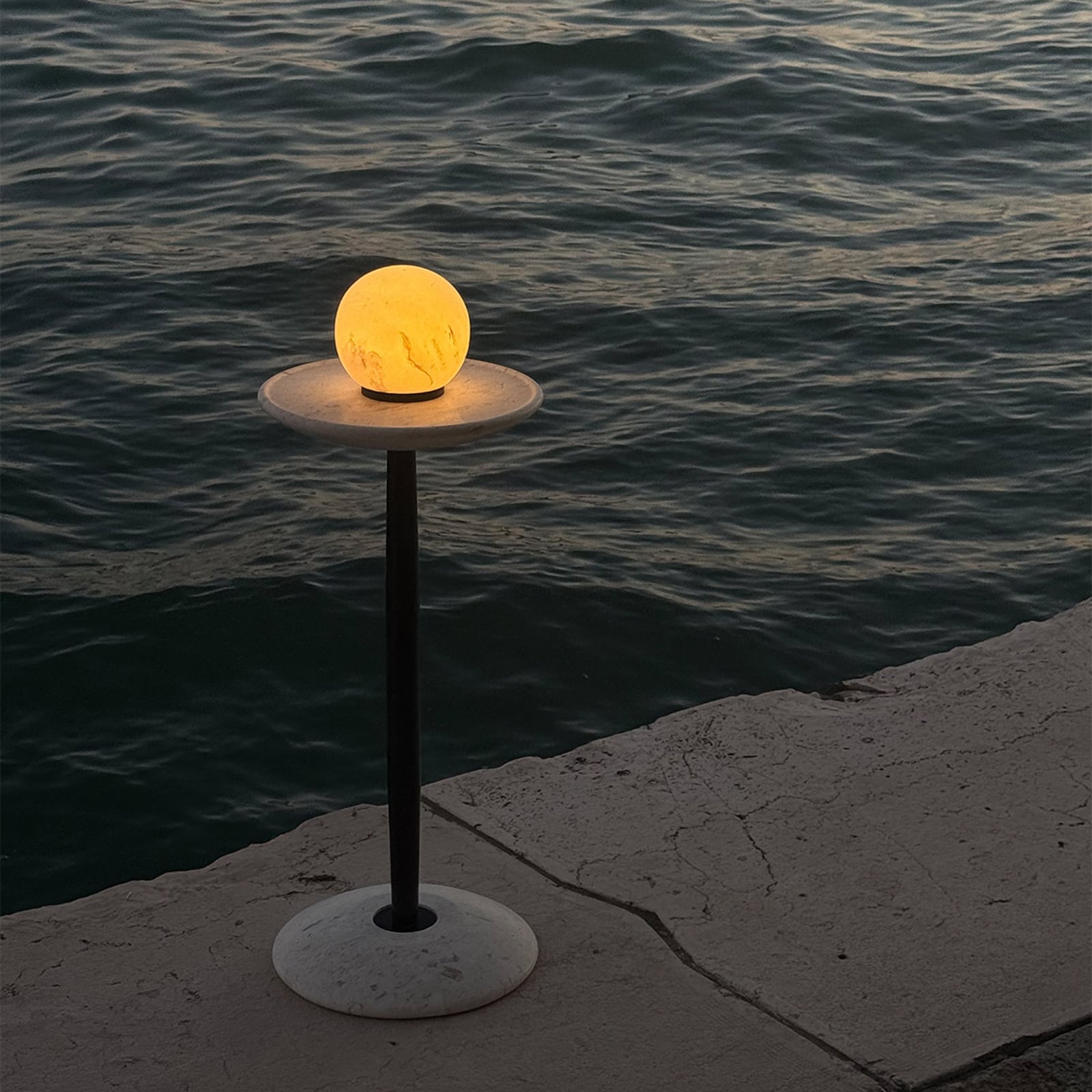 Luna LED-bordlampe med batteri, marmorhvit/gull, 12 cm, dimbar – Elstead Luna LED-bordlampe med batteri, marmorhvit/gull, 12 cm, dimbar – Elstead