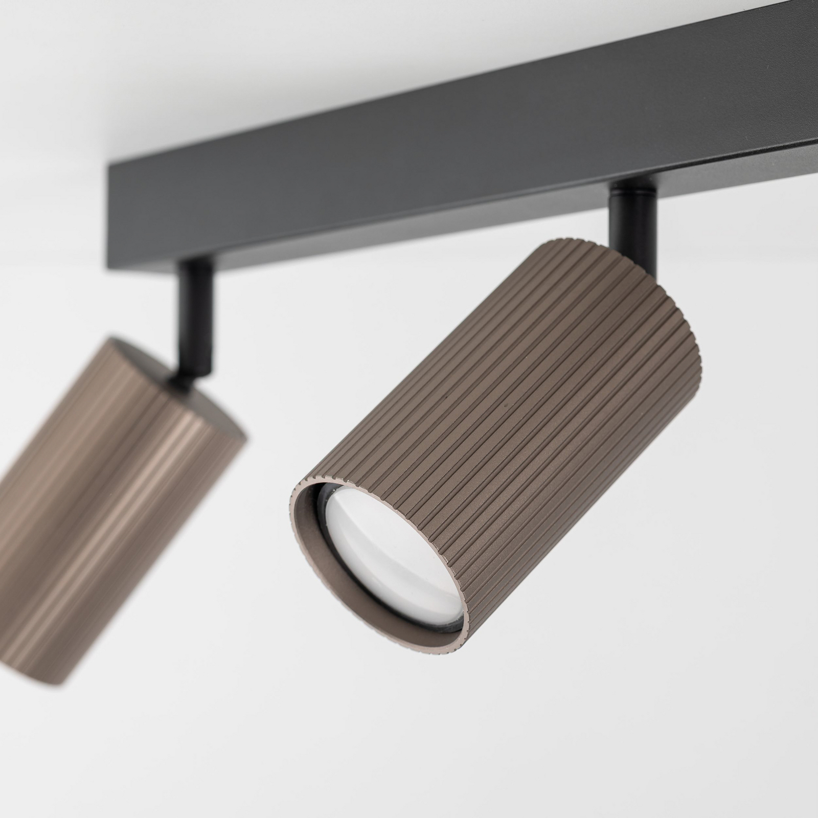 Spot pour plafond Tune, à 3 lampes, marron, métal, longueur 66 cm Spot pour plafond Tune, à 3 lampes, marron, métal, longueur 66 cm