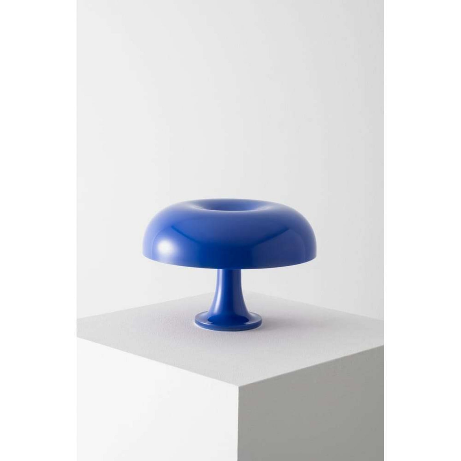 Lampe à poser Artemide Nessino, bleu foncé, hauteur 22 cm