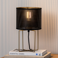 Lámpara de mesa Kamil con pantalla de metal perforado