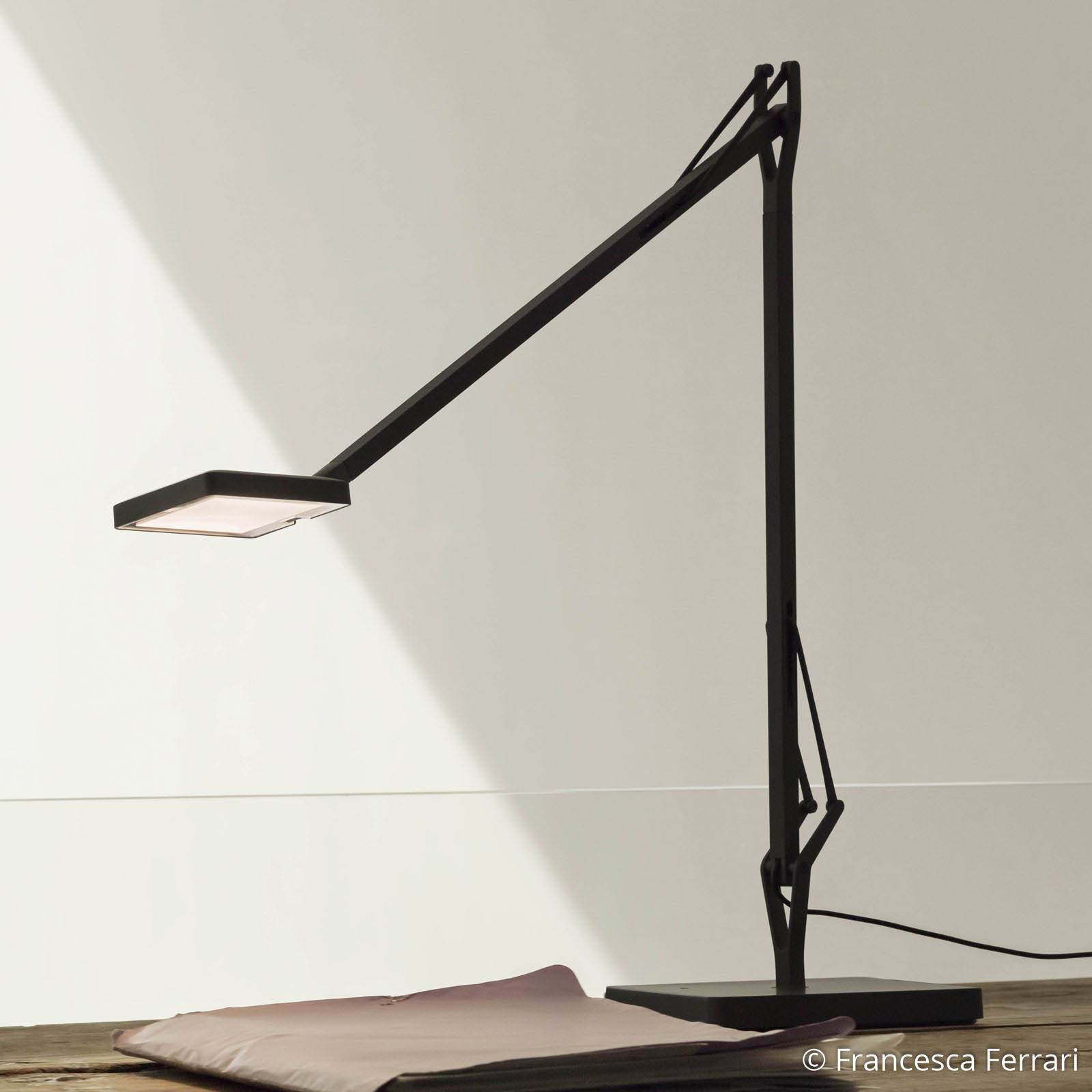 FLOS Kelvin Edge - czarna lampka biurkowa LED