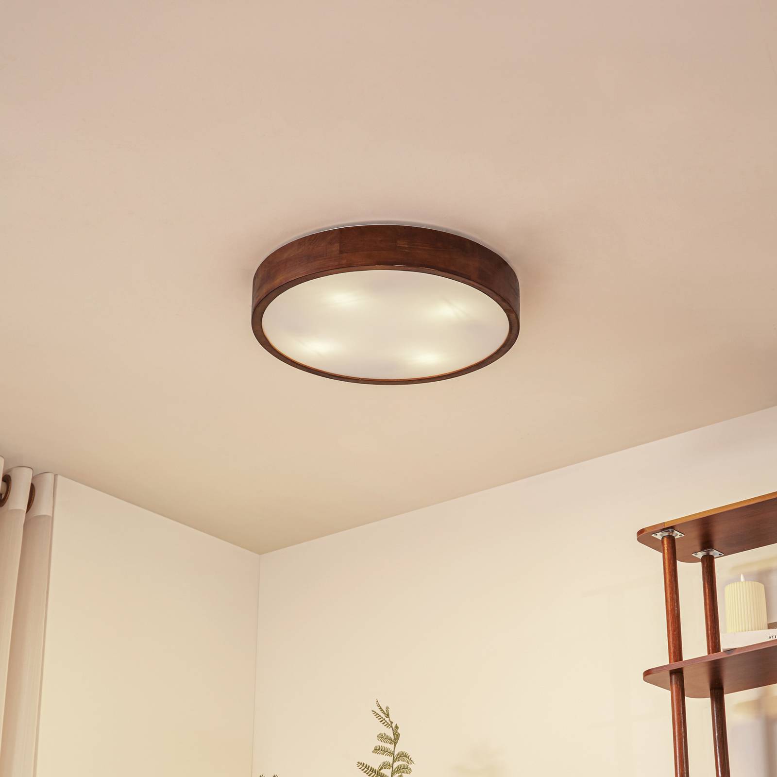 Lindby lampa sufitowa Tanju, Ø 50 cm, drewno orzechowe, 4-punktowa, E27
