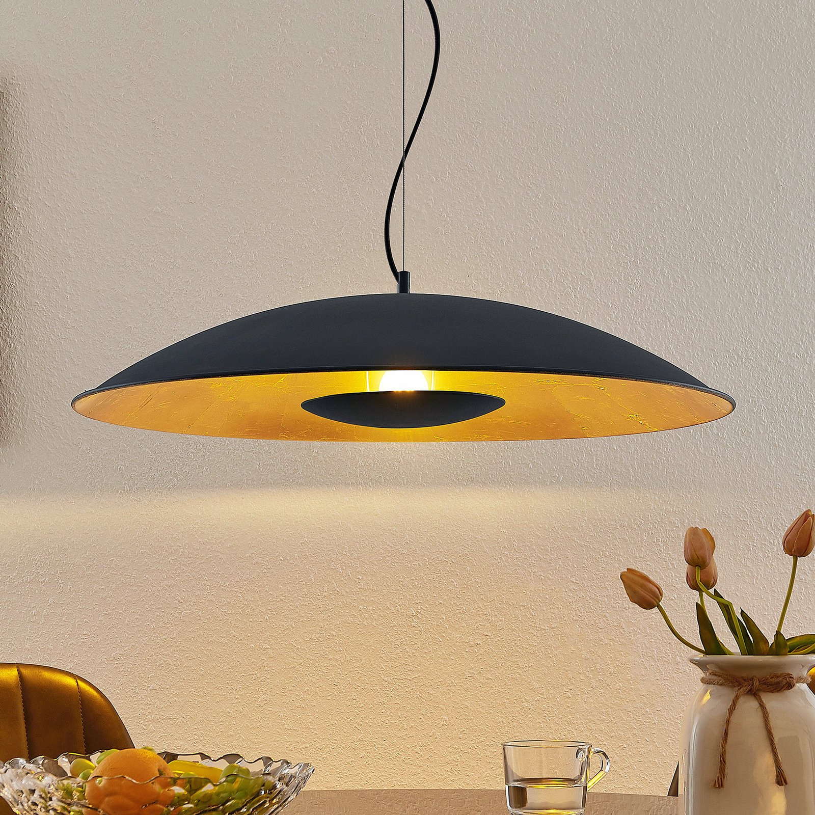 Lindby Narisara závesná lampa čierno-zlatá, 80 cm