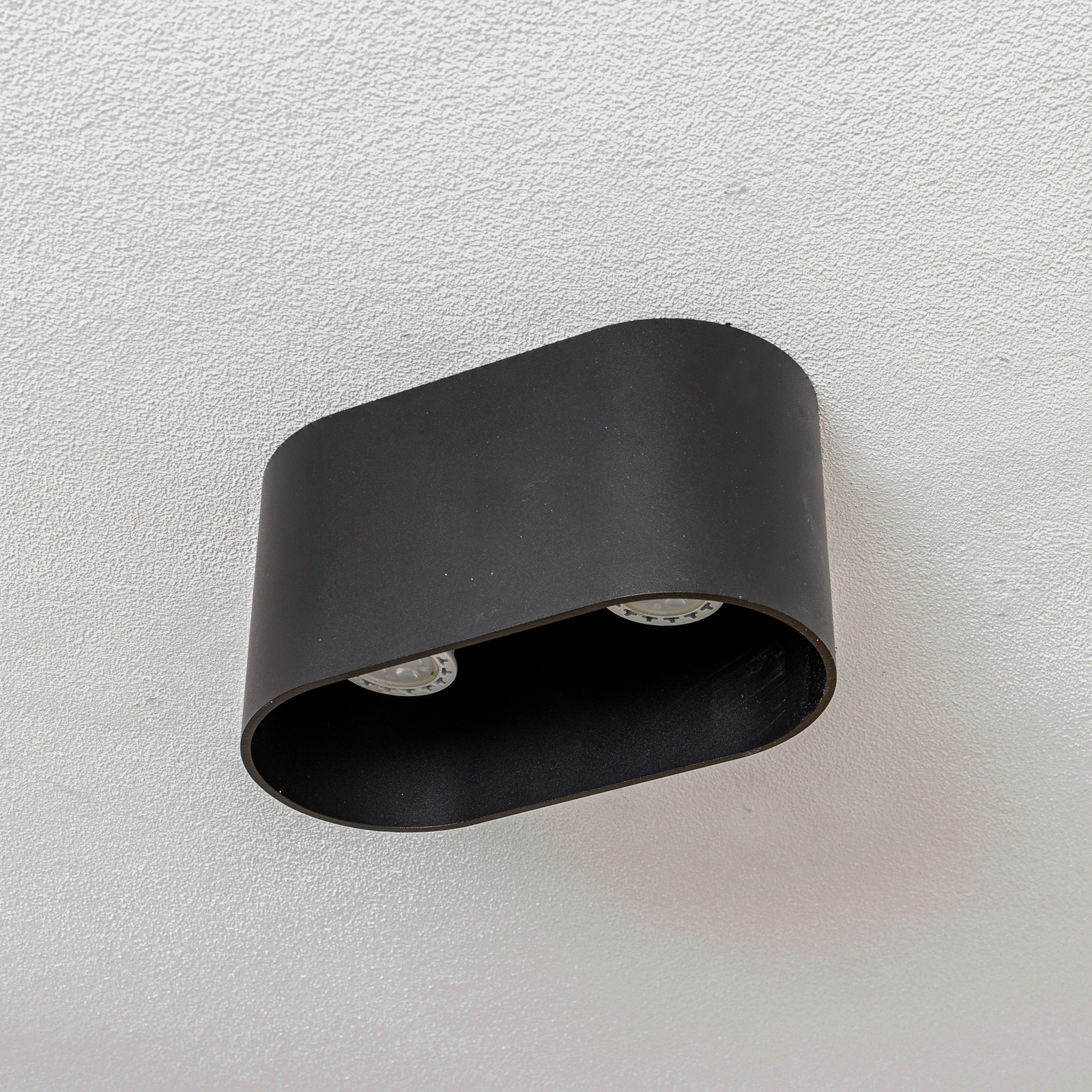 Ovalus, dviejų lempų, juodos spalvos šviestuvas
