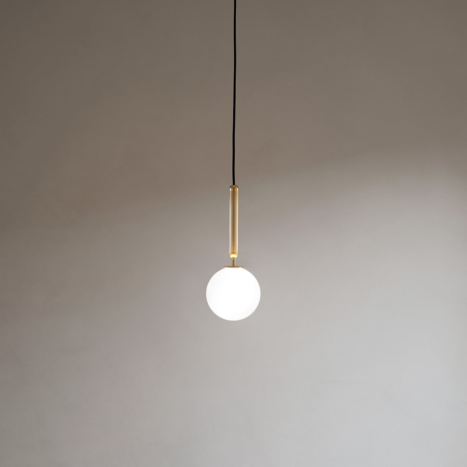 Miira 1 Pendel Brass/Opal White Nuura Aps - Stue - Design - Glas - Kugle billede