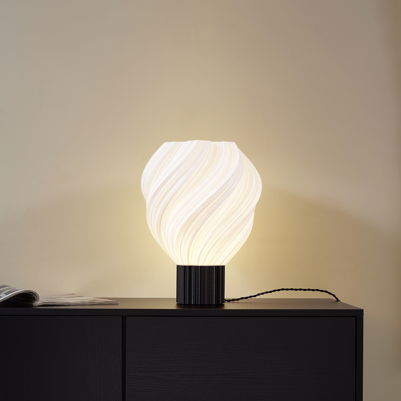 Lindby tafellamp Nuvia, hoogte 39,1 cm, wit, gedraaid