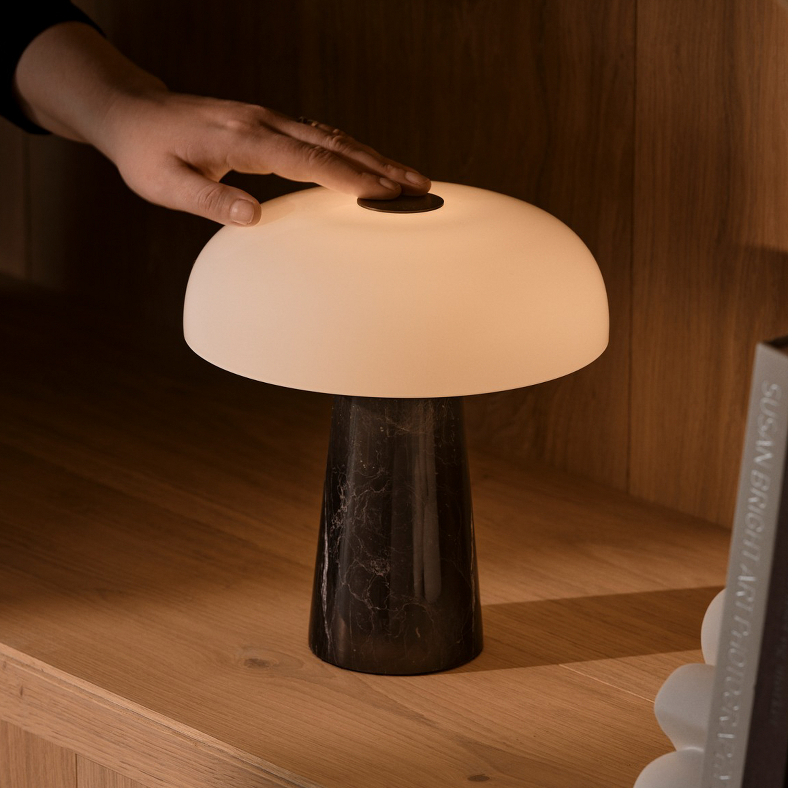 Lampa stołowa LED na akumulator Glossy mini, czarny marmur, ściemniana Lampa stołowa LED na akumulator Glossy mini, czarny marmur, ściemniana