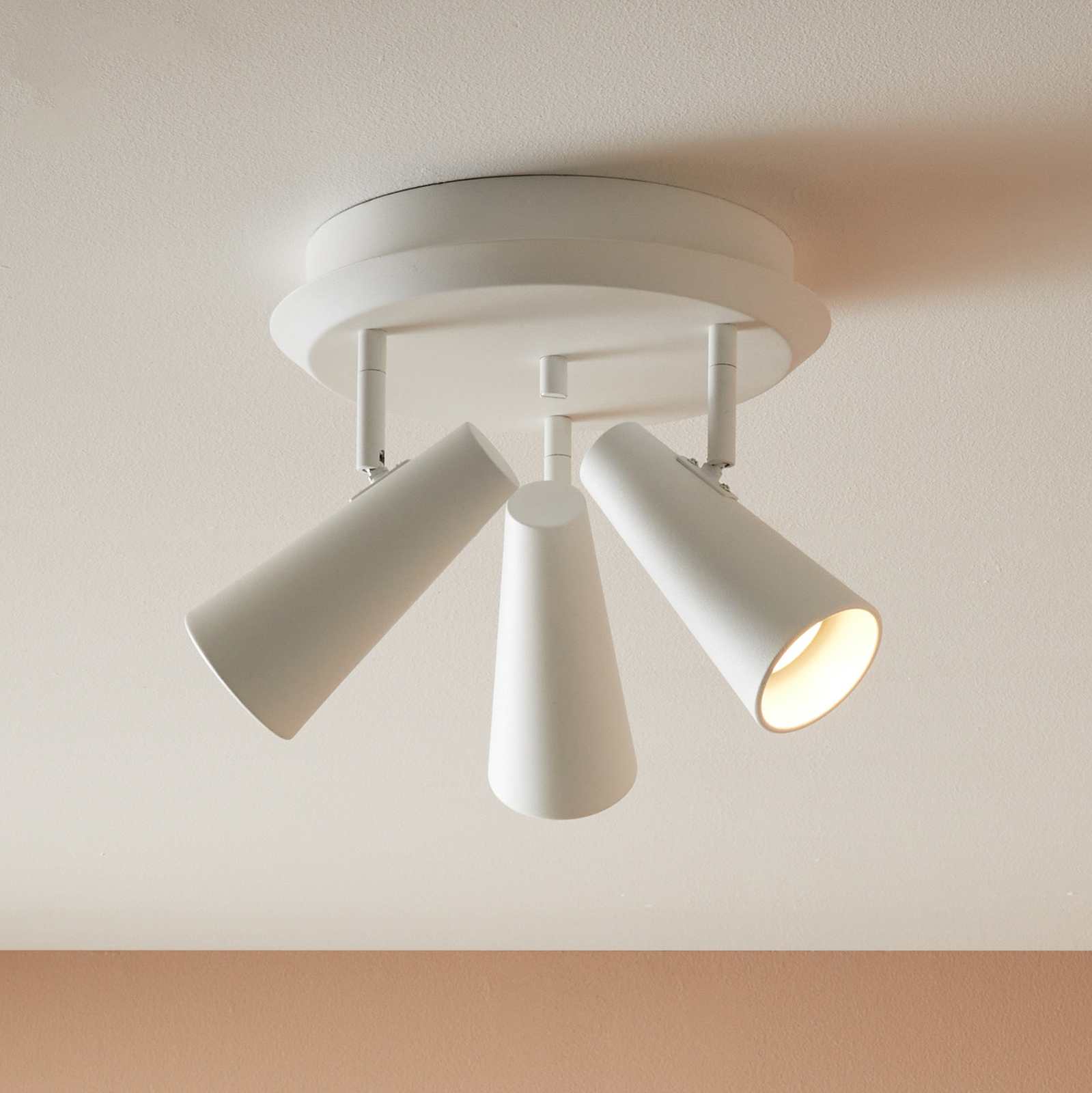 Taklampa Crest av metall vit 3 lampor