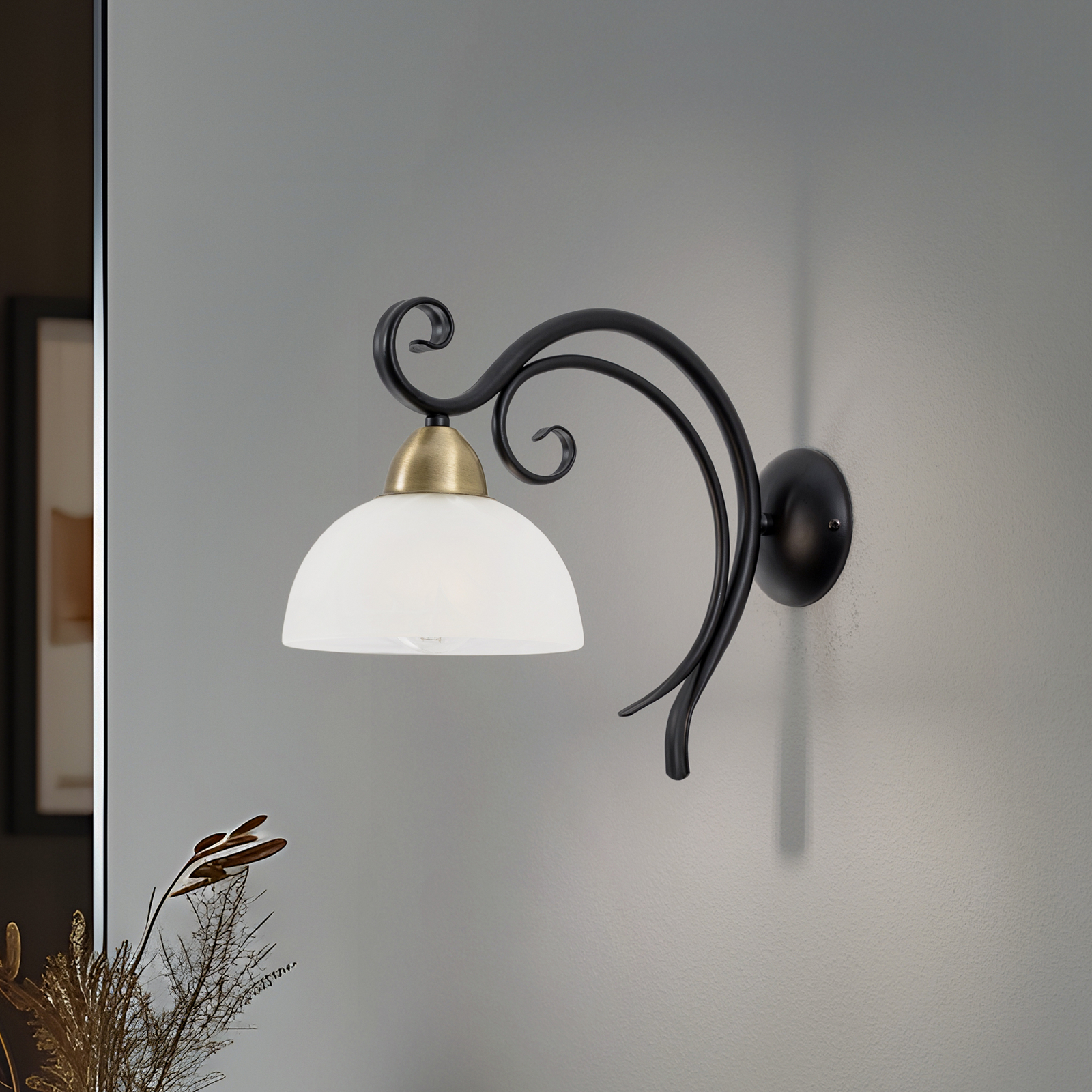 Sienas lampa Flora, stikla abažūrs, melna/messinga
