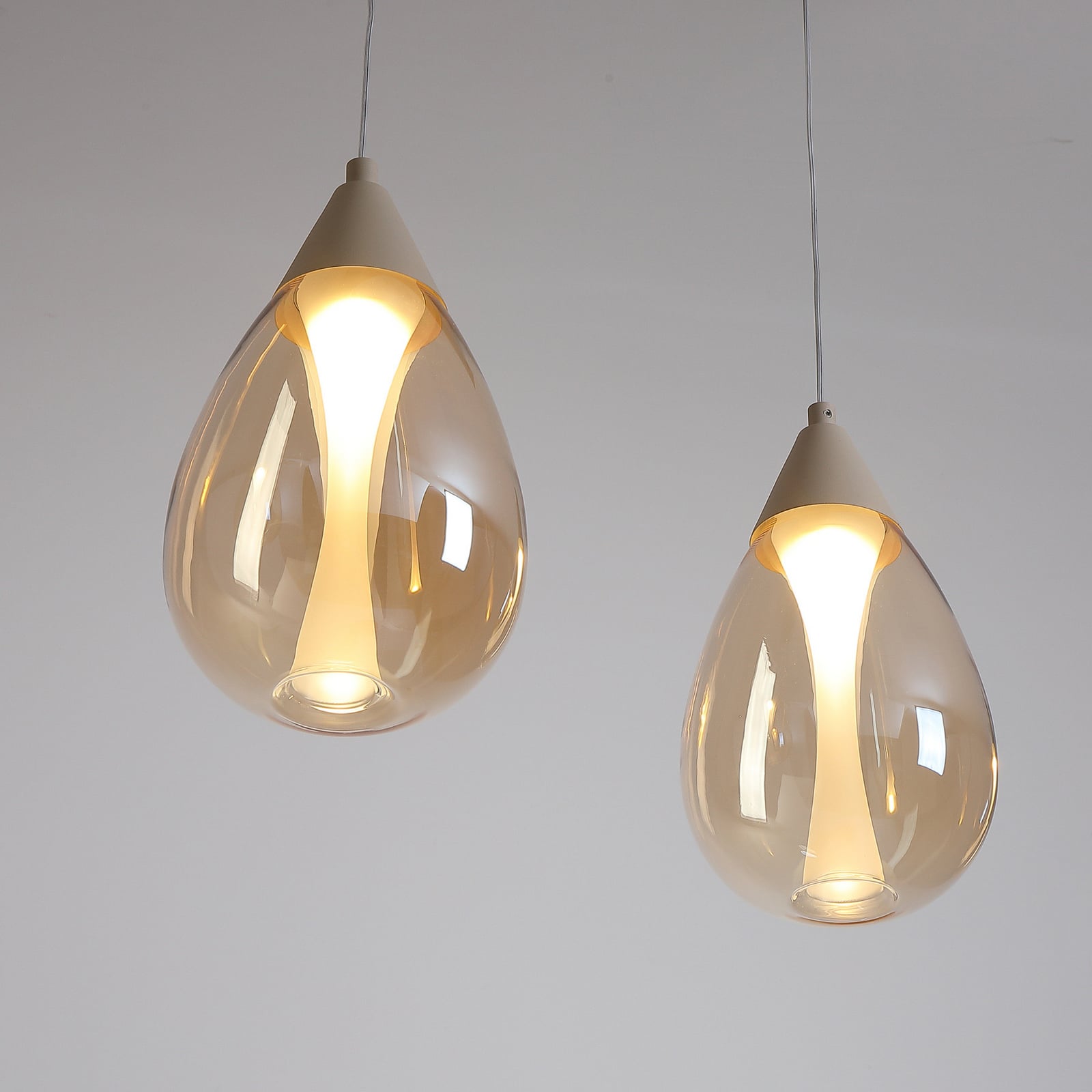 LED-Hängelampe Pear, 4-fl. lang, beige, Glas amber, 3.000 K LED-Hängelampe Pear, 4-fl. lang, beige, Glas amber, 3.000 K