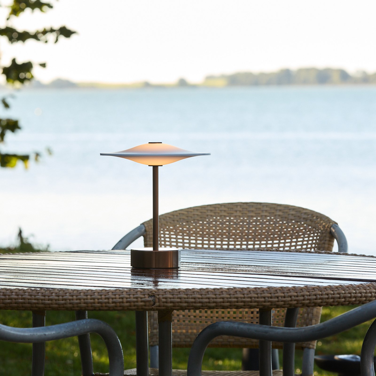 Sinus 22 bærbar LED-bordlampe, bronse, IP44 – Piet Hein Sinus 22 bærbar LED-bordlampe, bronse, IP44 – Piet Hein