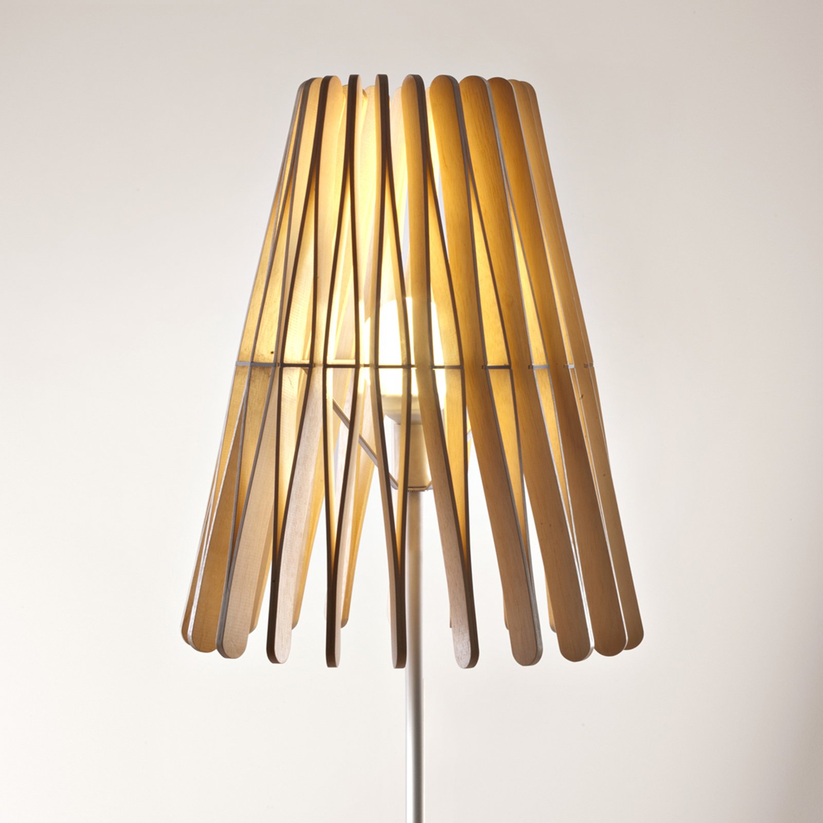 Fabbian Stick drevená stojaca lampa, kužeľovitá