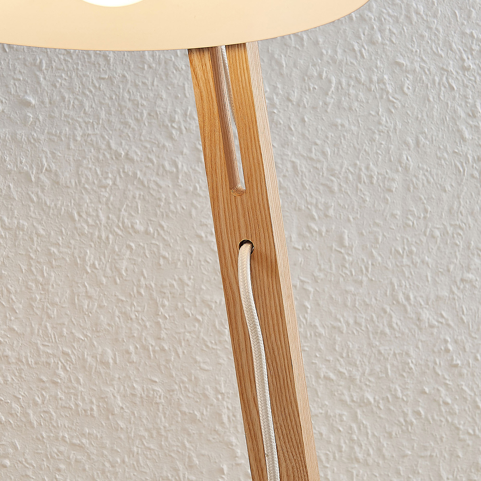 Lindby Tetja Tischlampe mit Holzstange, weiß