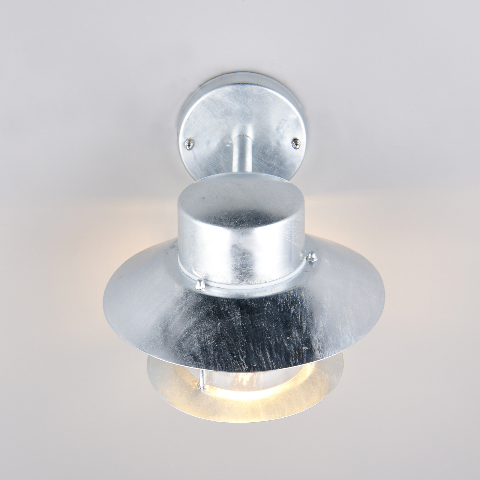 Vonkajšie nástenné svietidlo Ruvuuma v zinkovej farbe Ø 22 cm smerujúce nadol