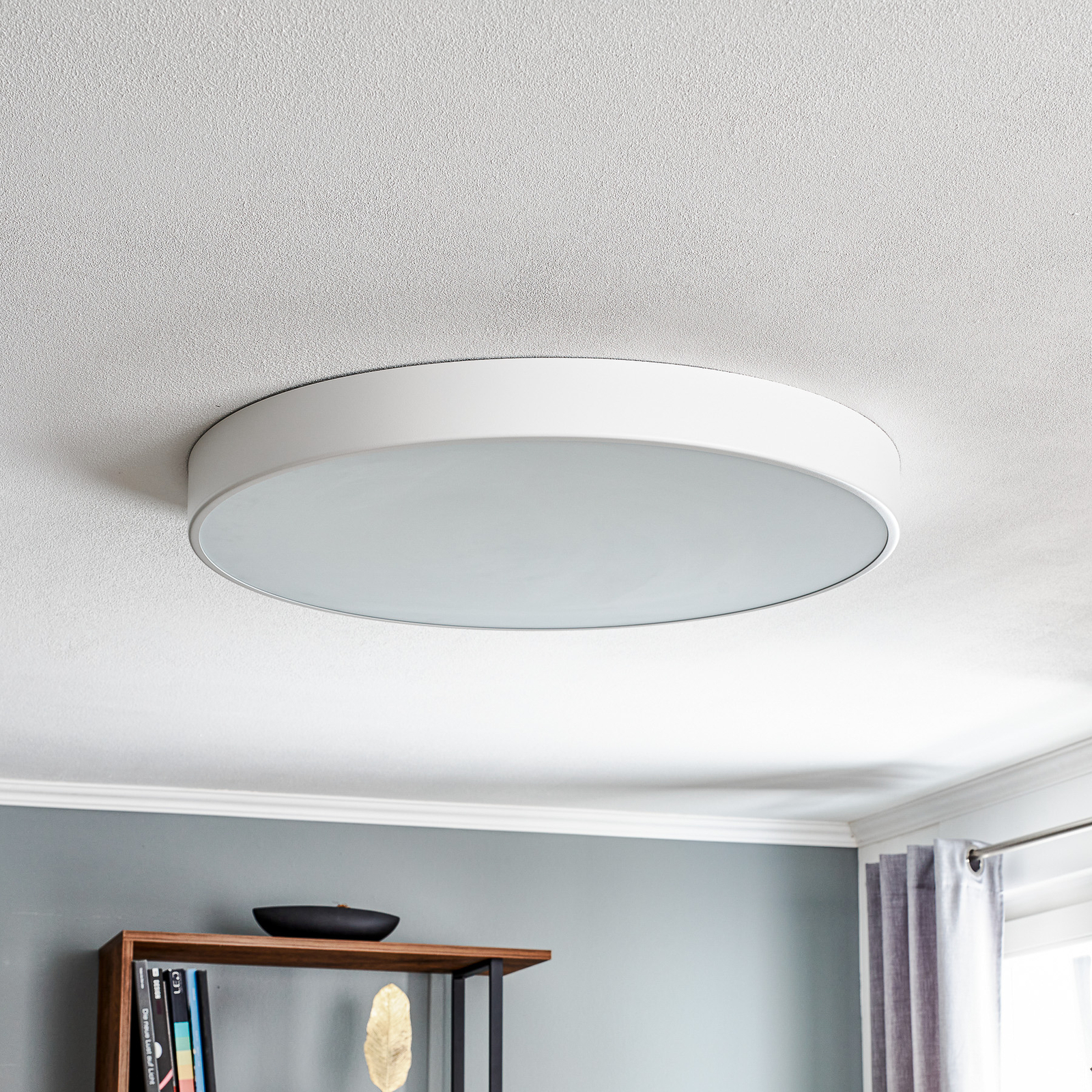 Cleo ceiling lamp in white with diffuser, Ø 78cm
