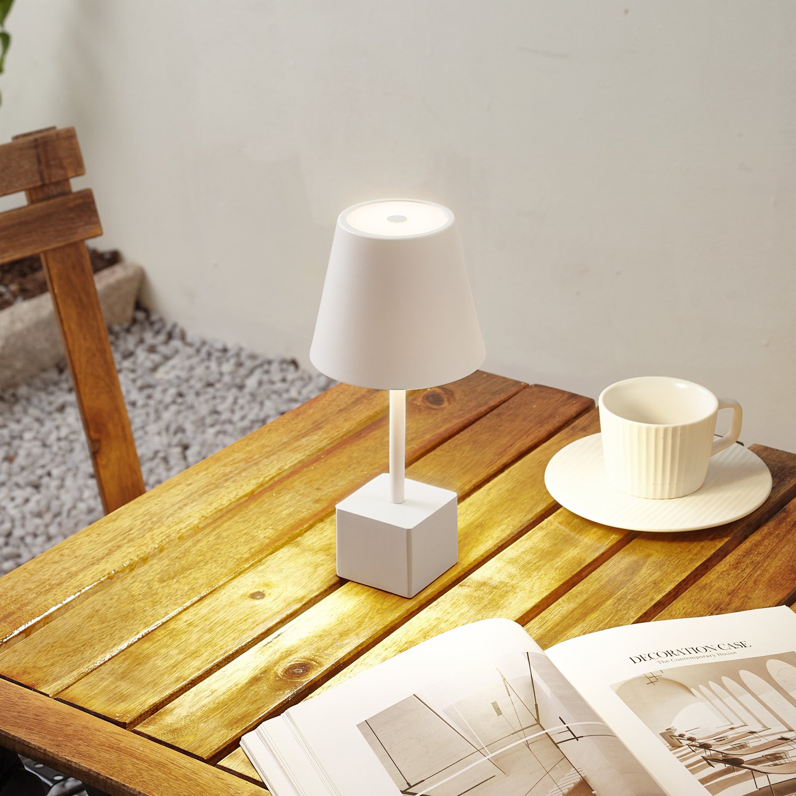 Lámpara de mesa Lindby LED recargable Janea CUBE, blanca, metal