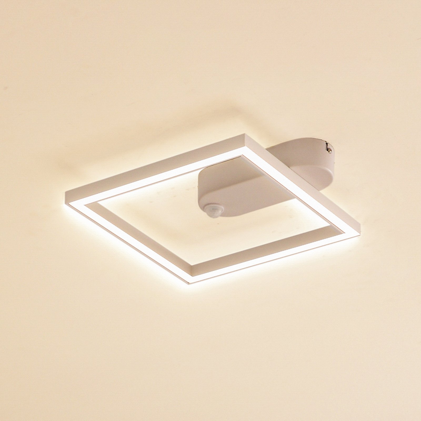 Lindby LED stropna svetilka Yulla, bela, detektor gibanja