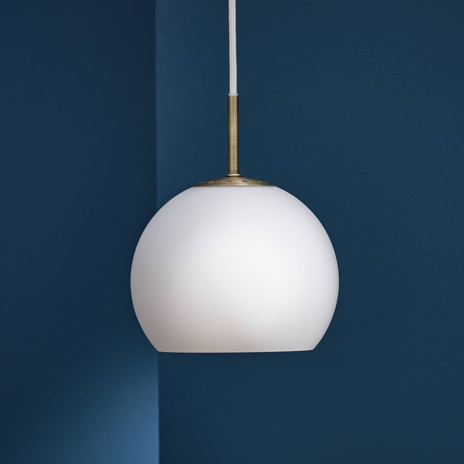 Lampa wisząca FRANDSEN Ball, opalowa biel, Ø 18 cm, szkło