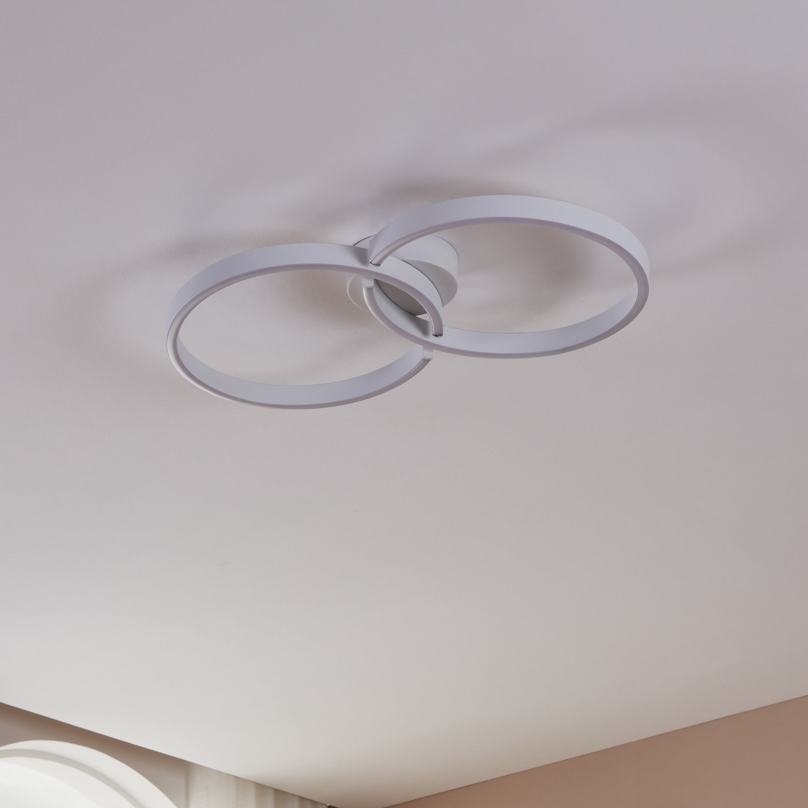 Candeeiro de teto LED Armandolo, branco, comprimento 67 cm, CCT, RGB Candeeiro de teto LED Armandolo, branco, comprimento 67 cm, CCT, RGB