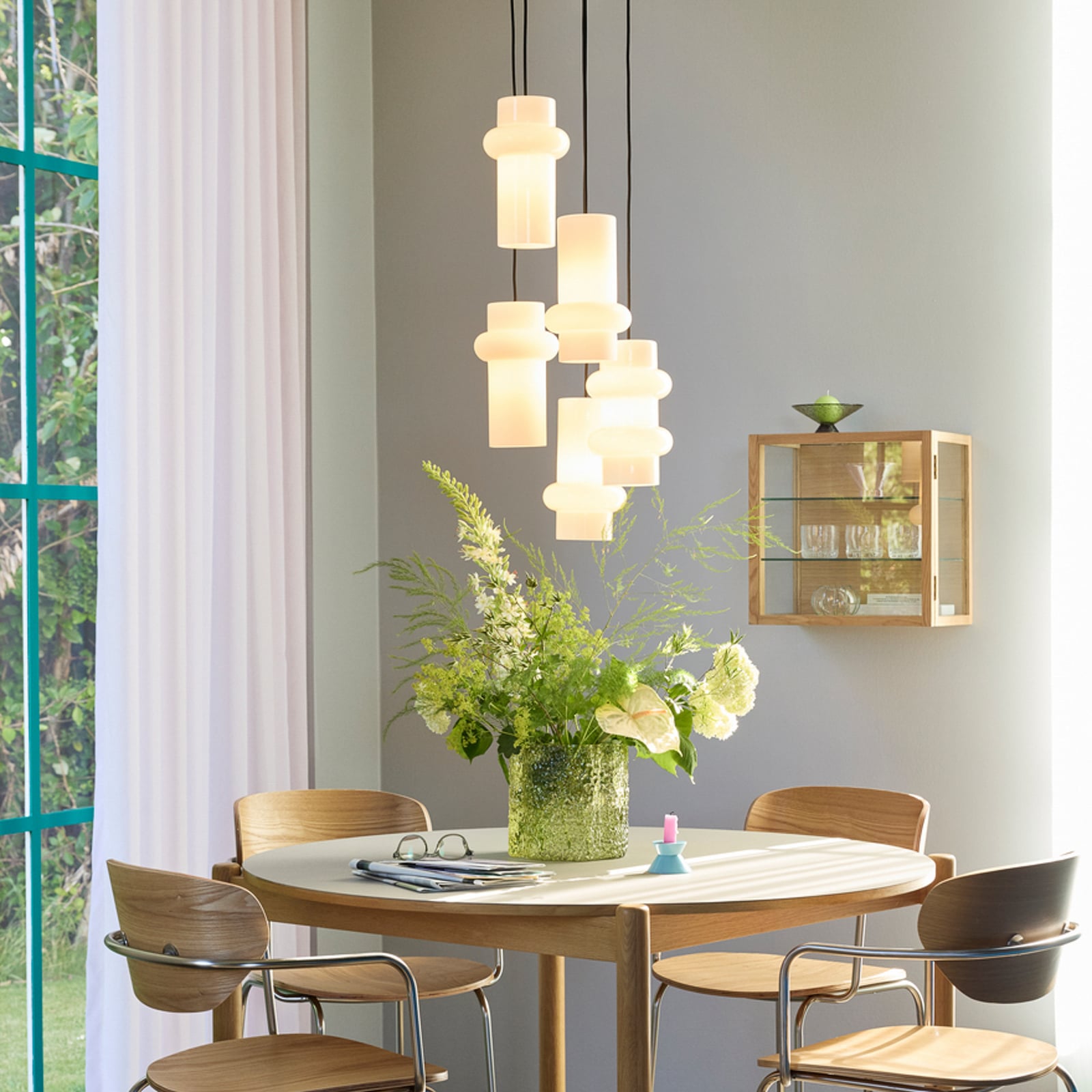 Pilule Down hanging light, glossy white, Ø 15 cm, glass