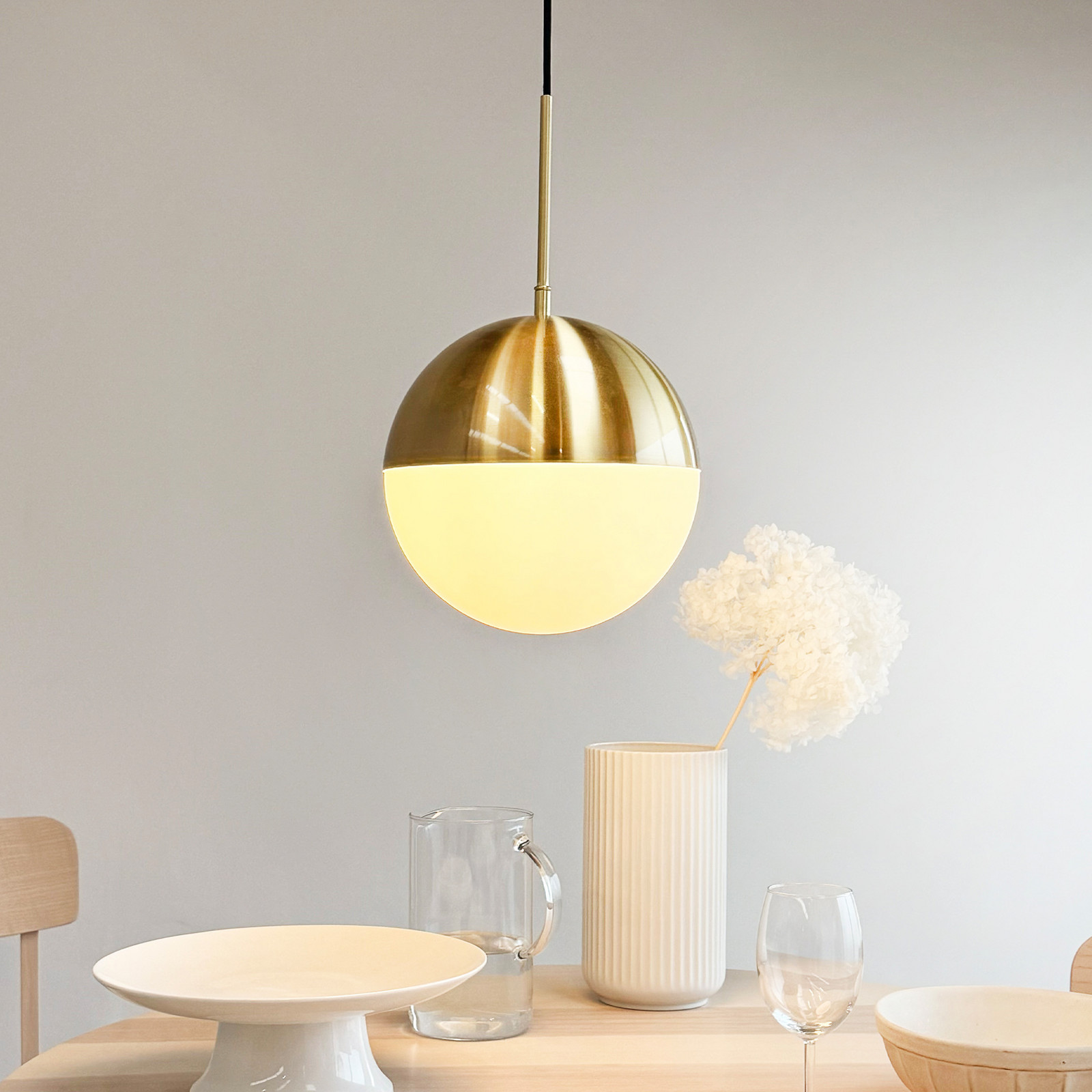 Dyberg Larsen Lampă suspendată Nova D25 opal/alamă metal - Camera de zi / sufragerie - Scandinavă - opal alamă