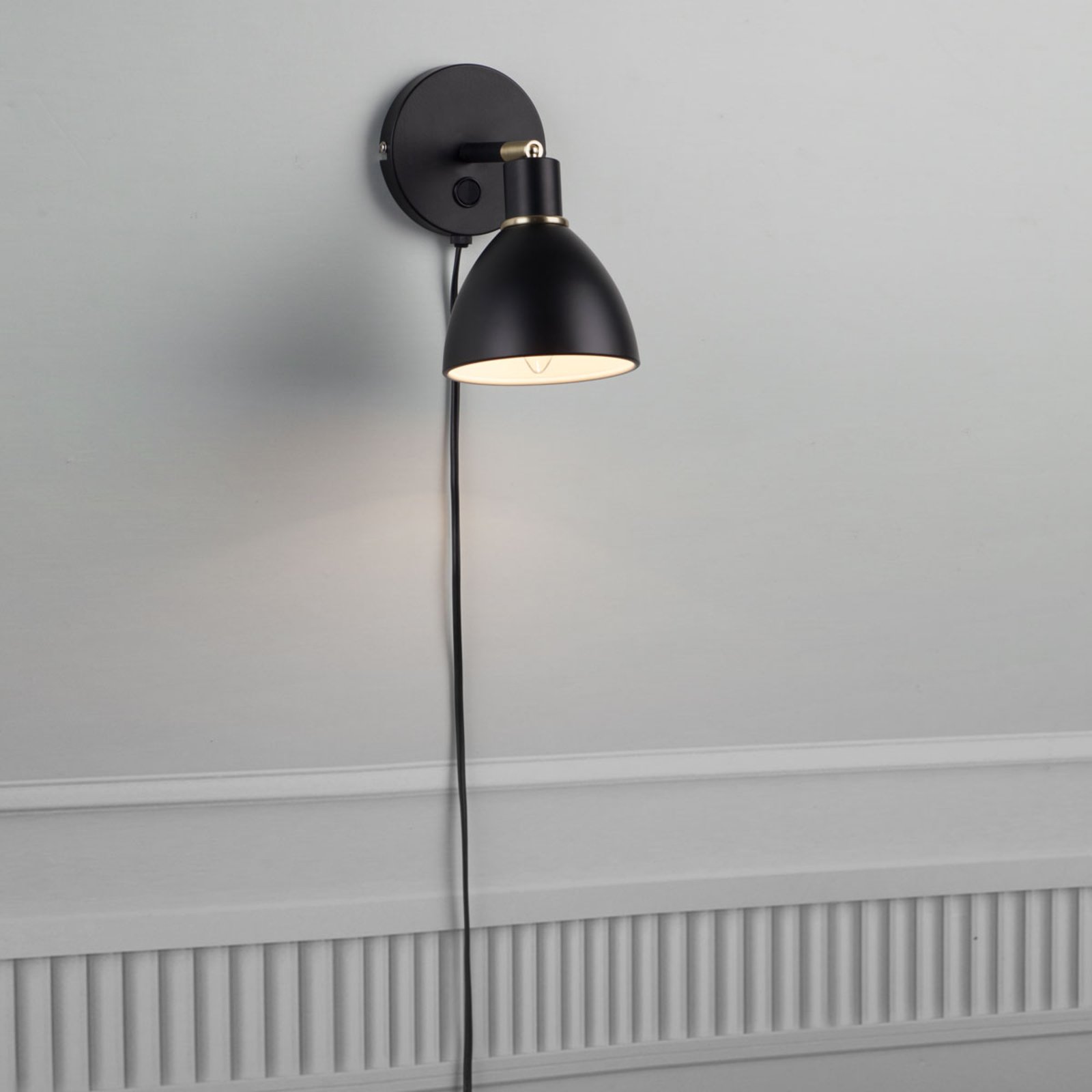 lampada nera da parete Ray con lume orientabile