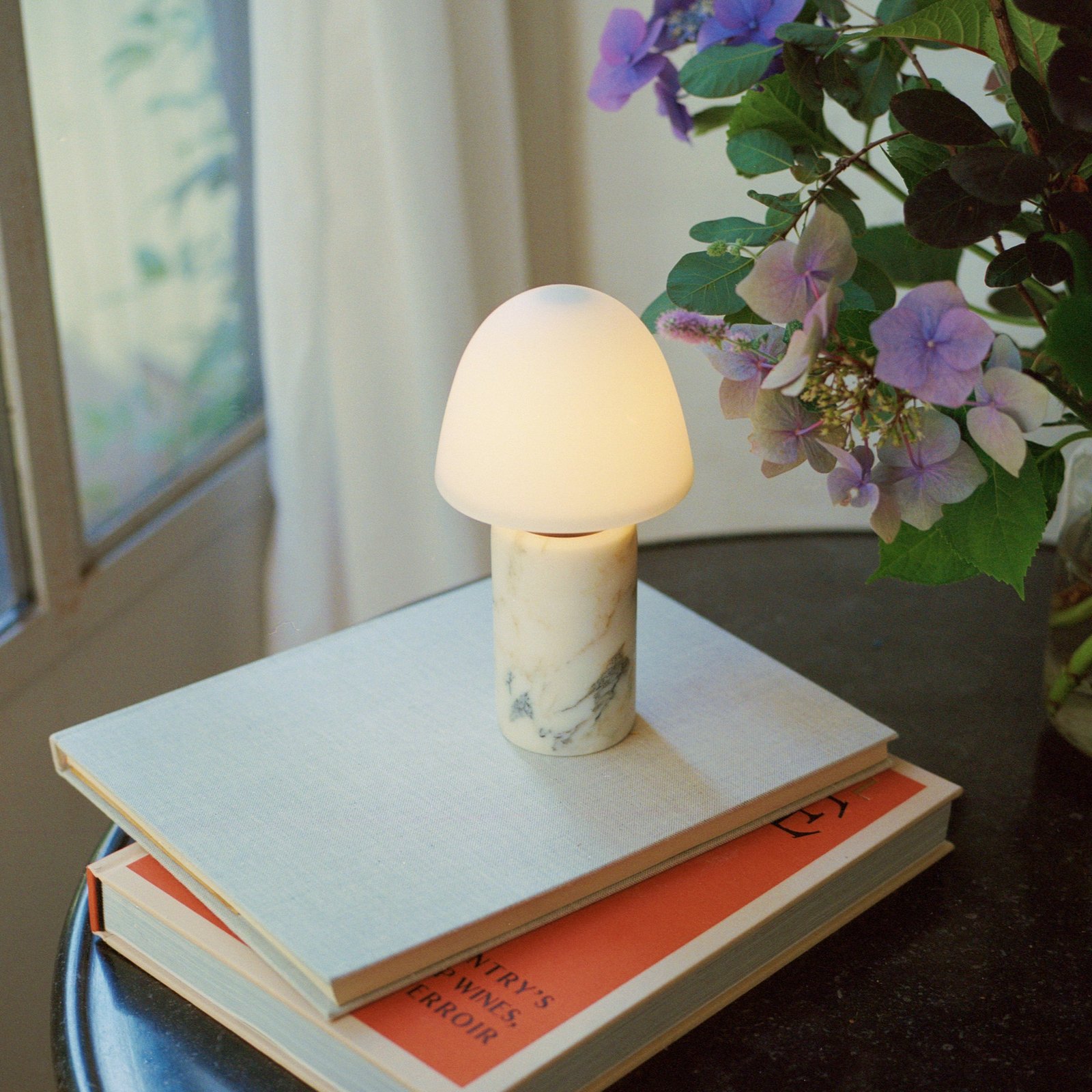 LED-batteridrevet bordlampe Fuse, marmor, glass – håndlaget