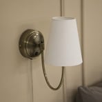 Markslöjd vägglampa Amar, offwhite/mässing, stickkontakt, E14